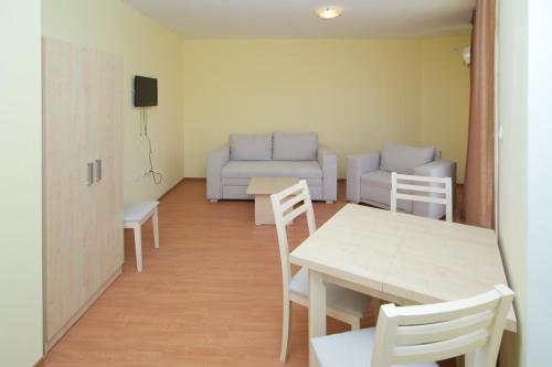 One-Bedroom Apartment with Balcony photo 2