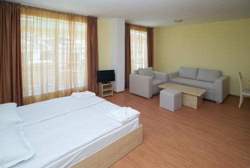 Superior One-Bedroom Apartment with Balcony (8 Adults) photo 2