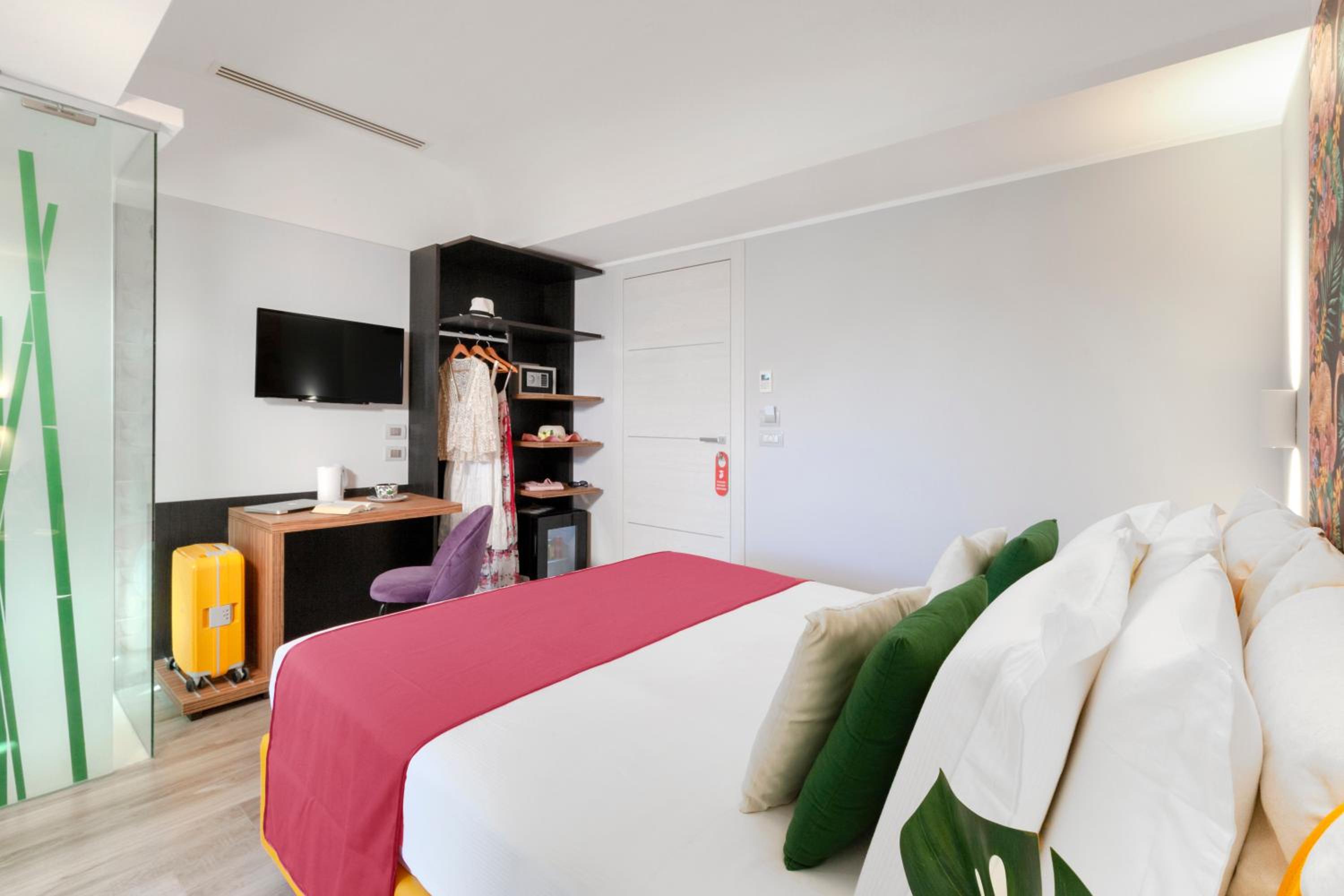 Superior Double or Twin Room with Terrace and Spa Bath - Photo 3