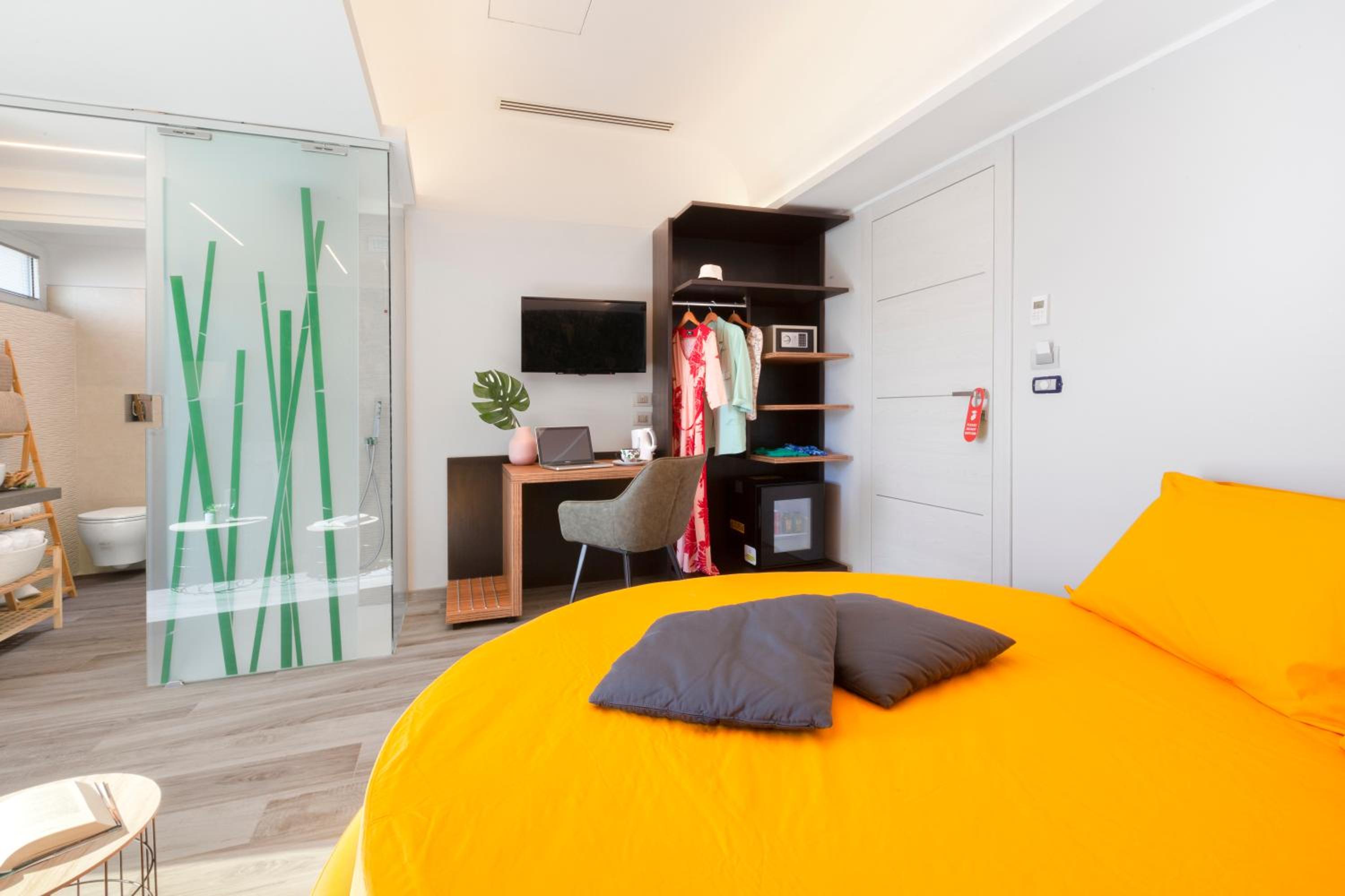 Junior Suite with Spa Bath - Photo 3