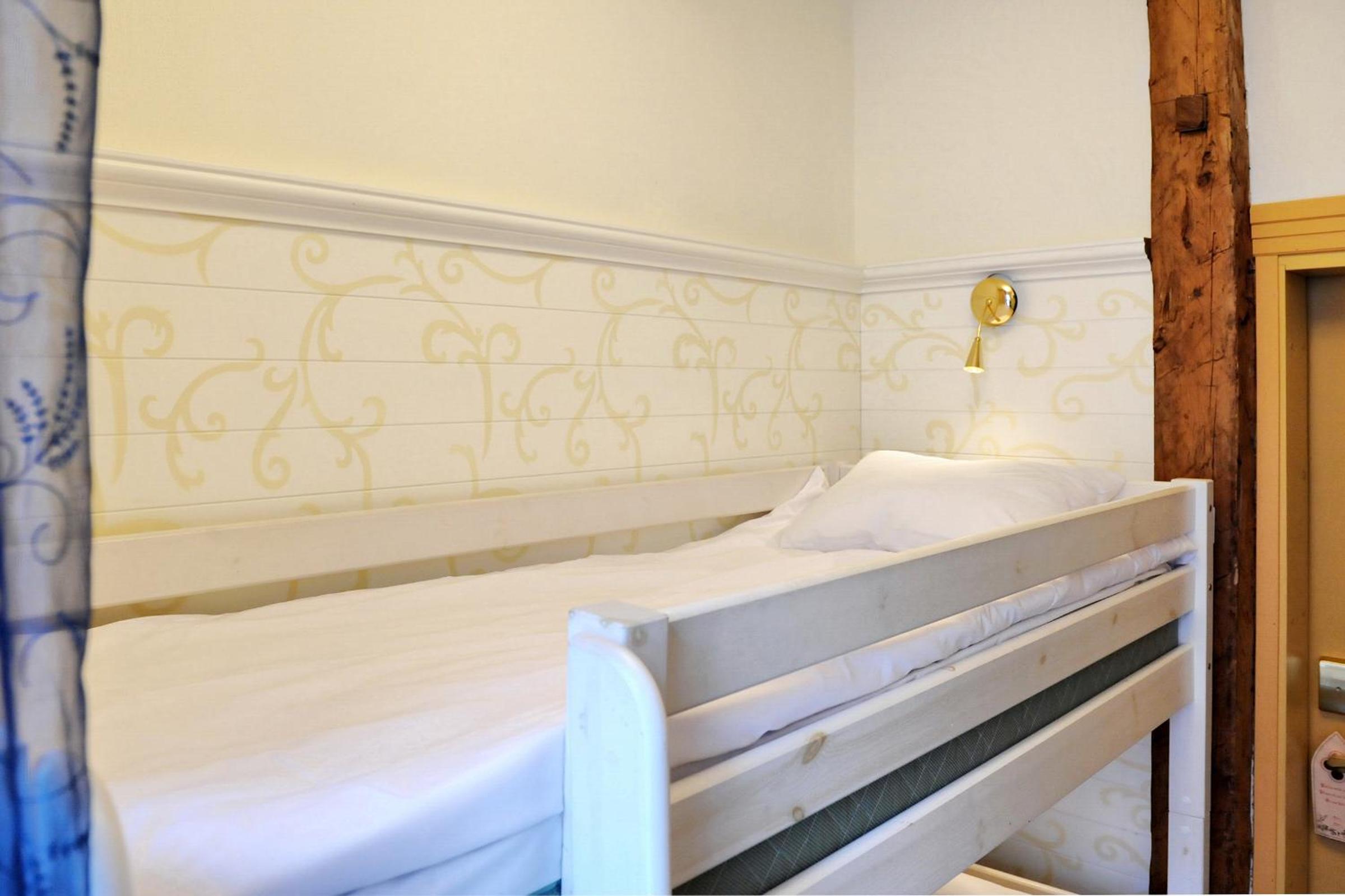 Small Room with Bunk Bed and Free Parking - Photo 4