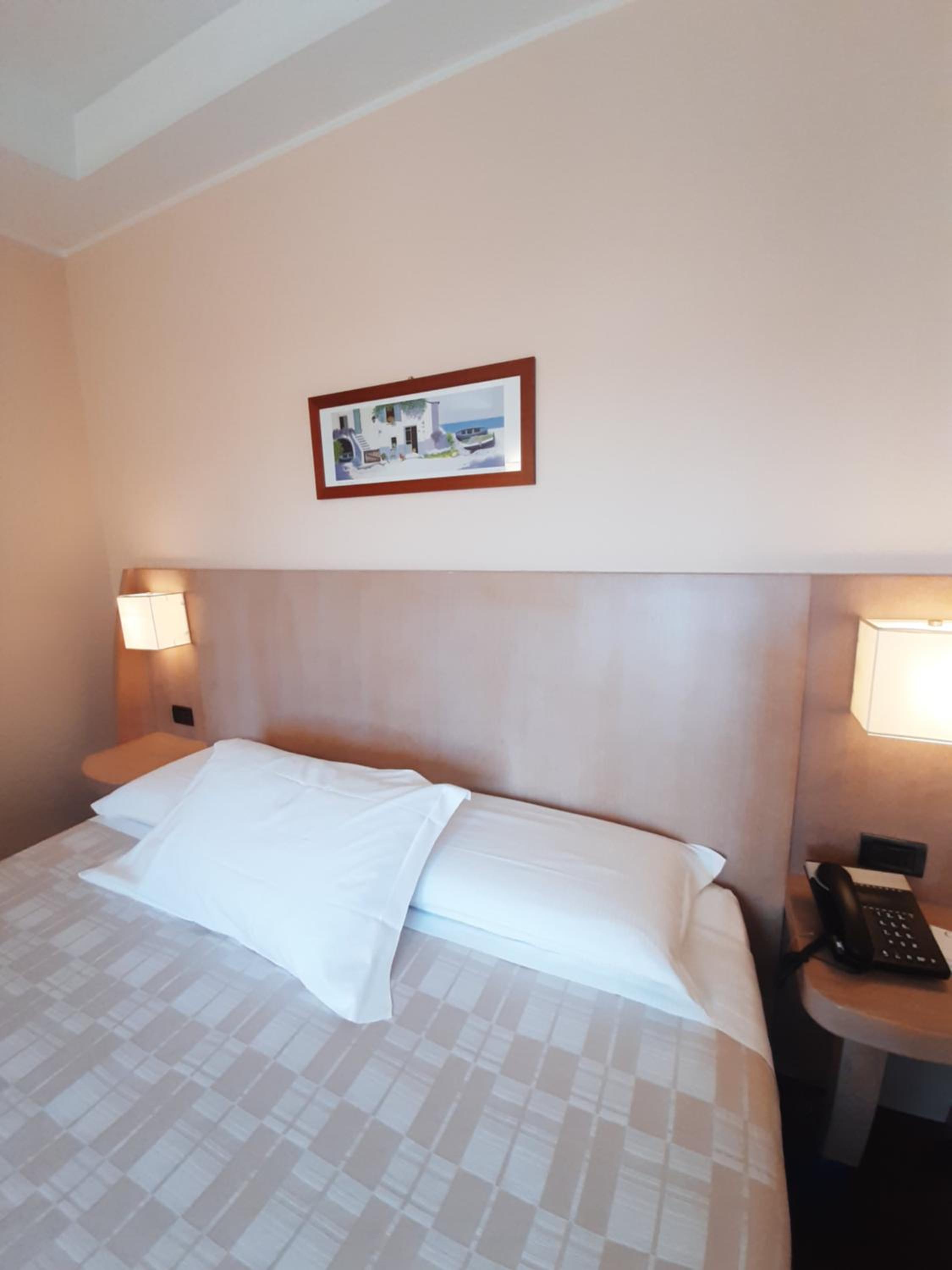 Standard Double or Twin Room - Photo 7