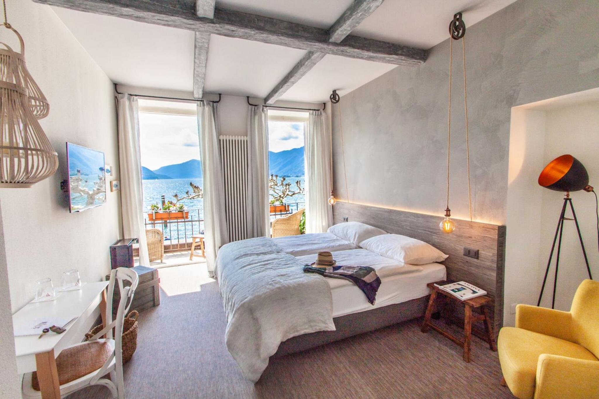 Double Room with Lake View and Balcony photo 1