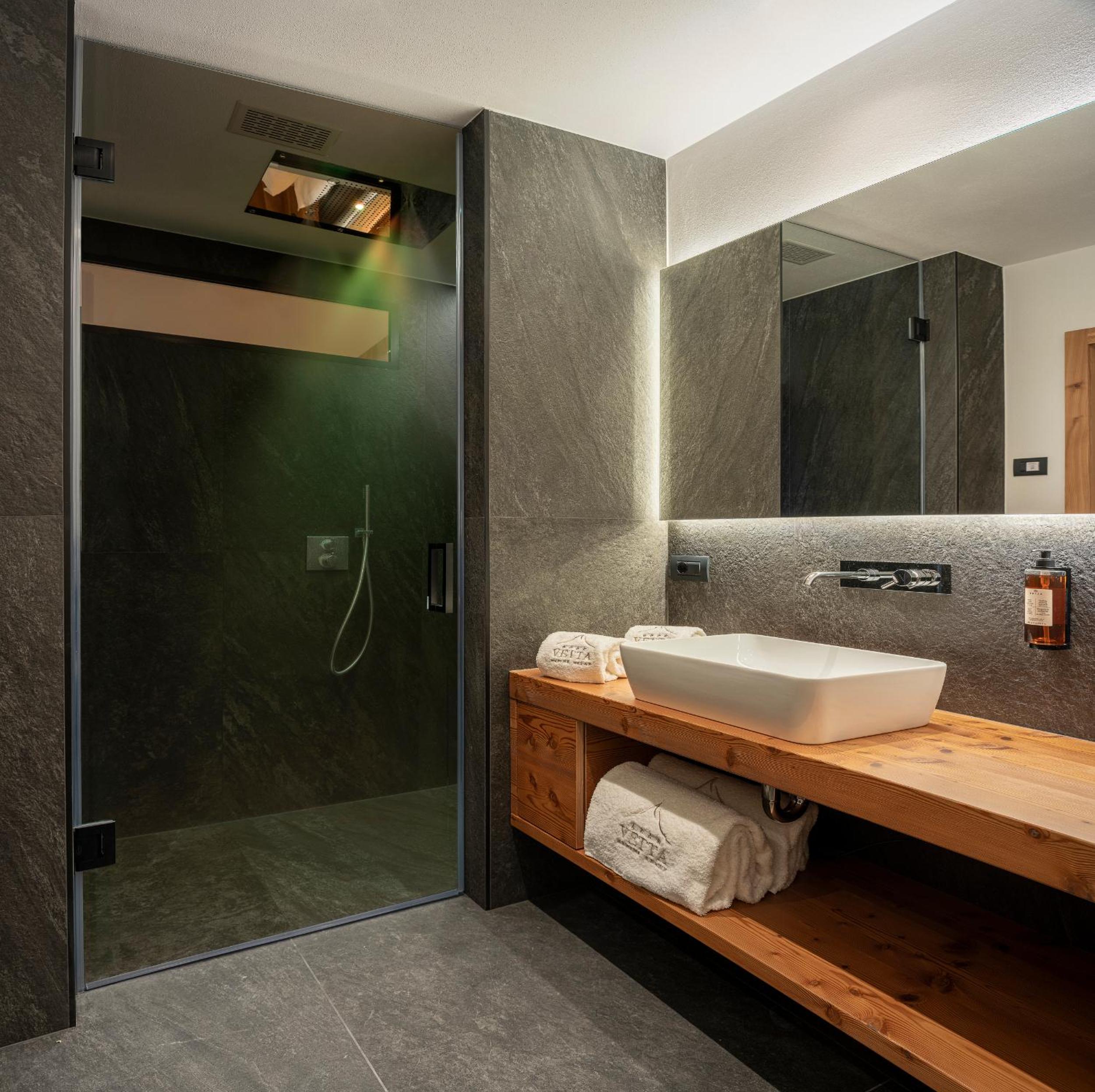 Junior Suite with Sensory Shower - Photo 4