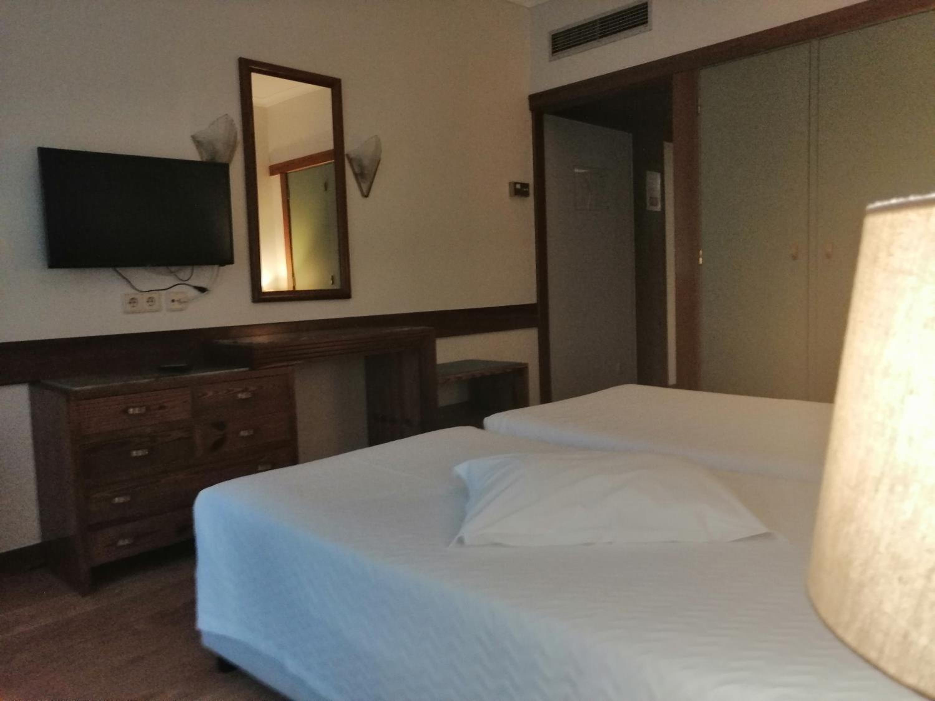 Twin Room - Photo 3