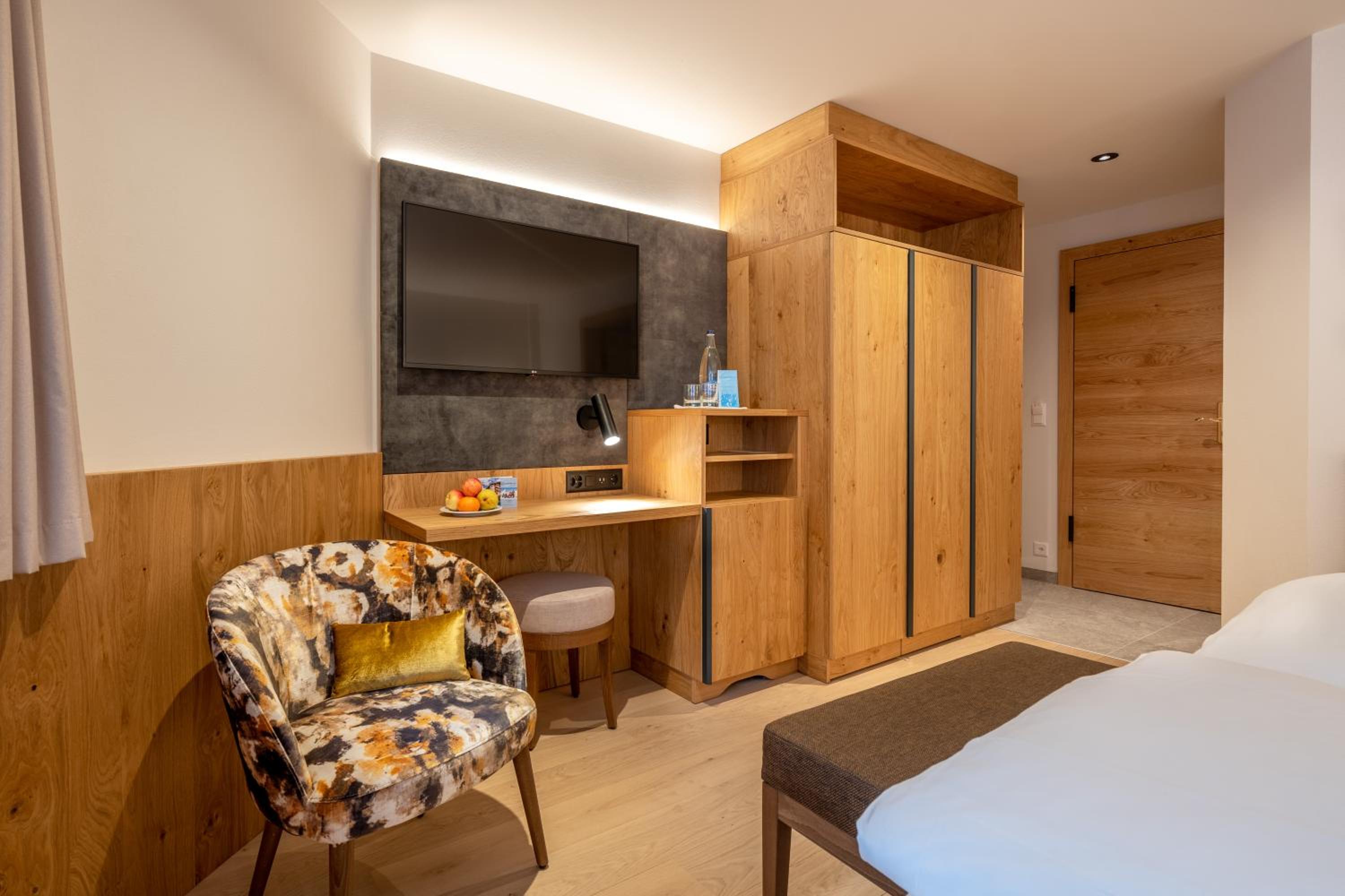 Standard Double Room with partial Matterhorn View - Photo 2