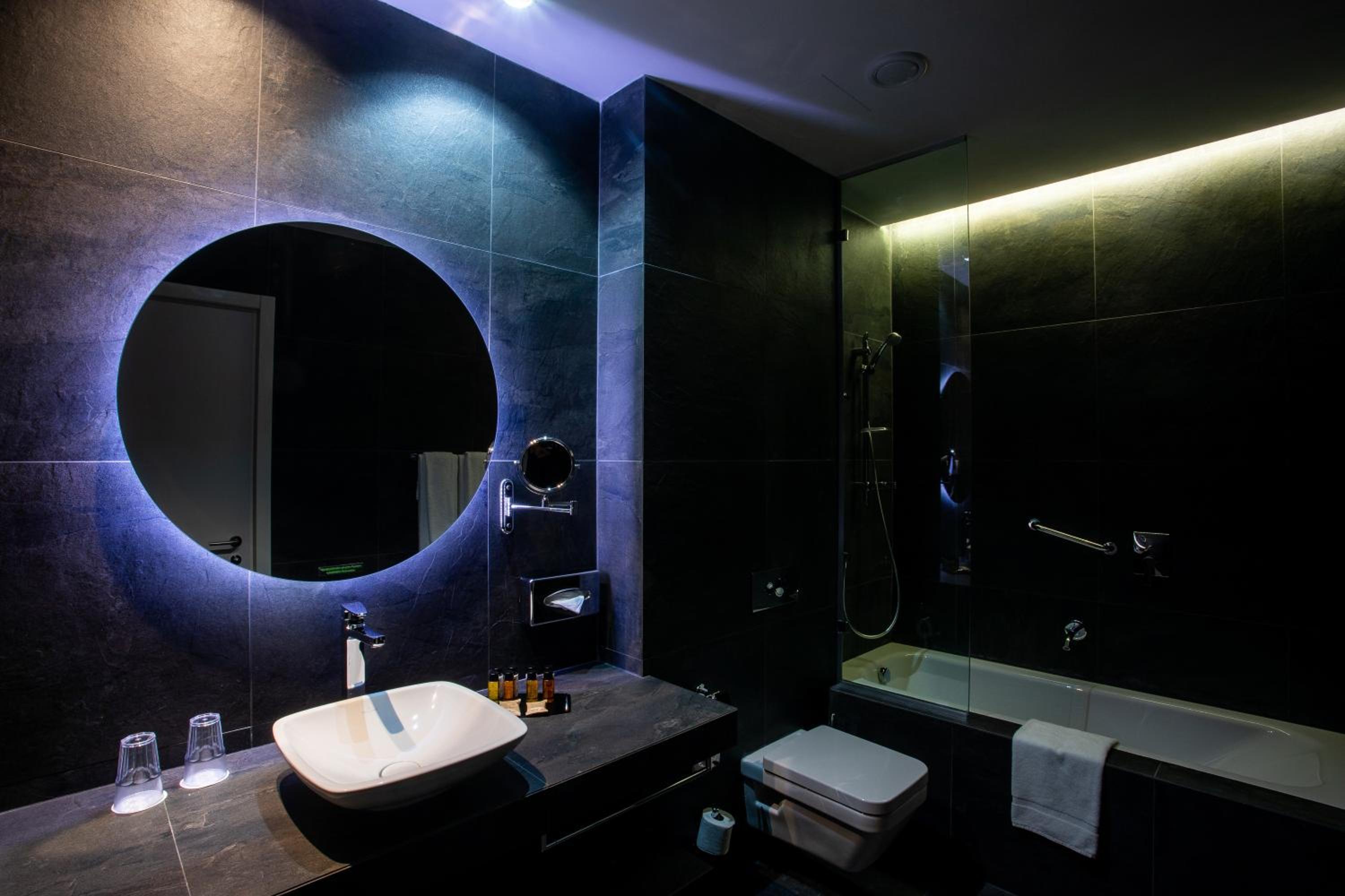 Premium Queen Room with Balcony - Photo 3