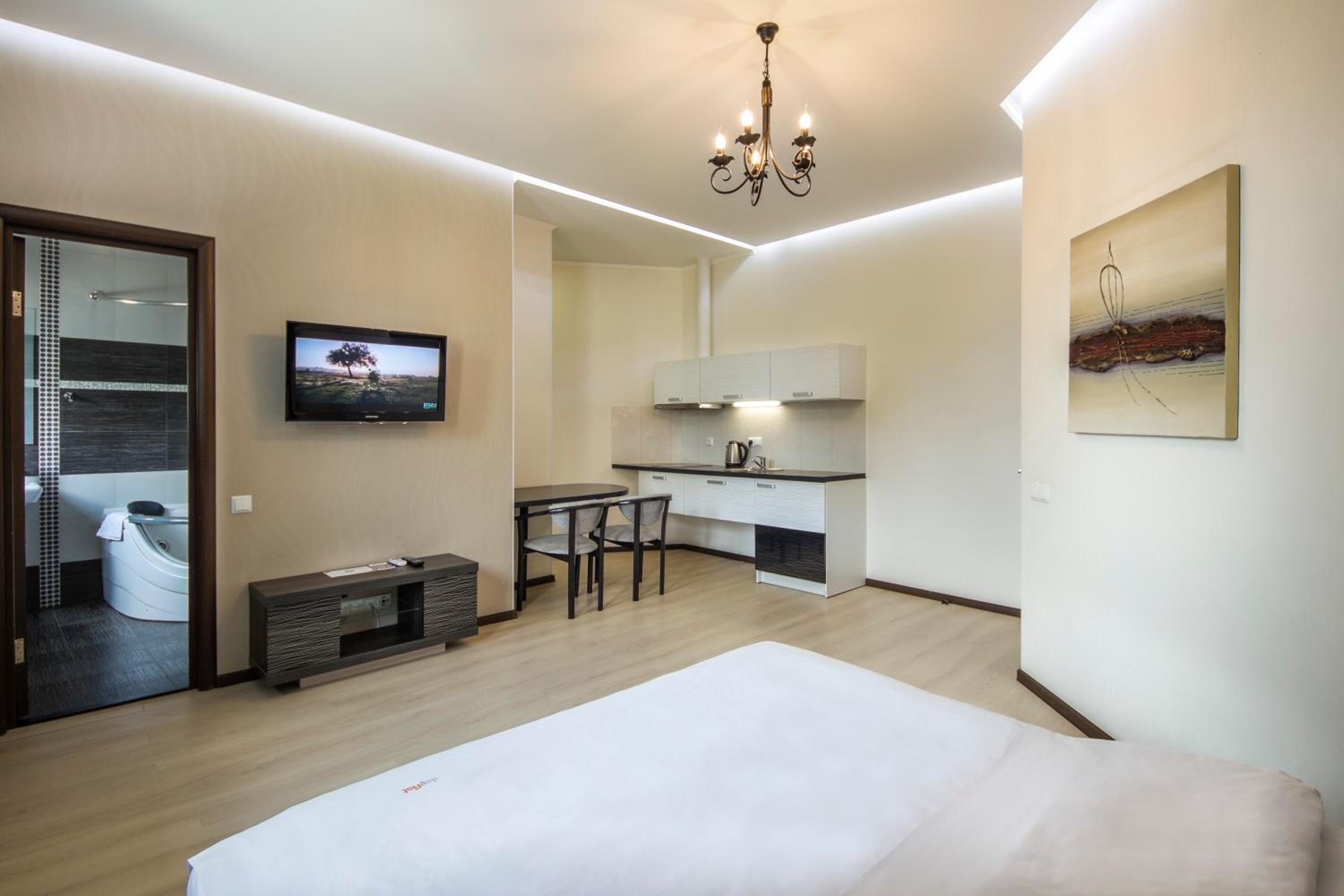 Modern Design Apartment - Mykhailivs'ka St, 24V