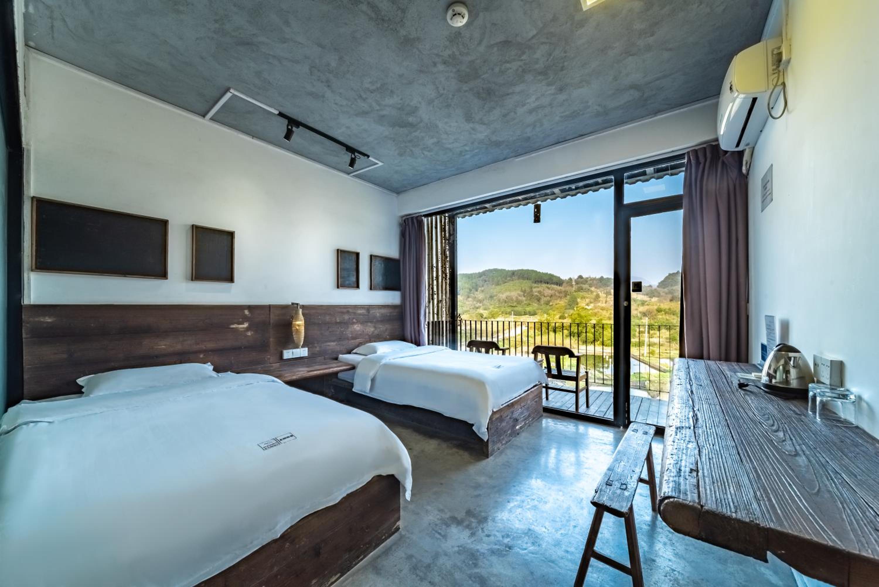 Twin Room with View - Photo 1
