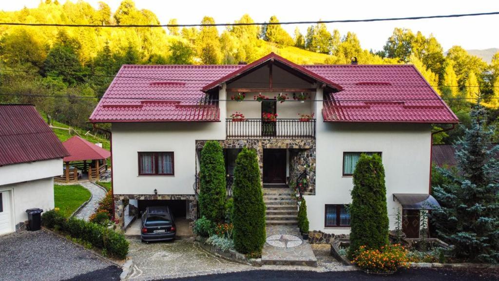 Five-Bedroom House - Photo 2