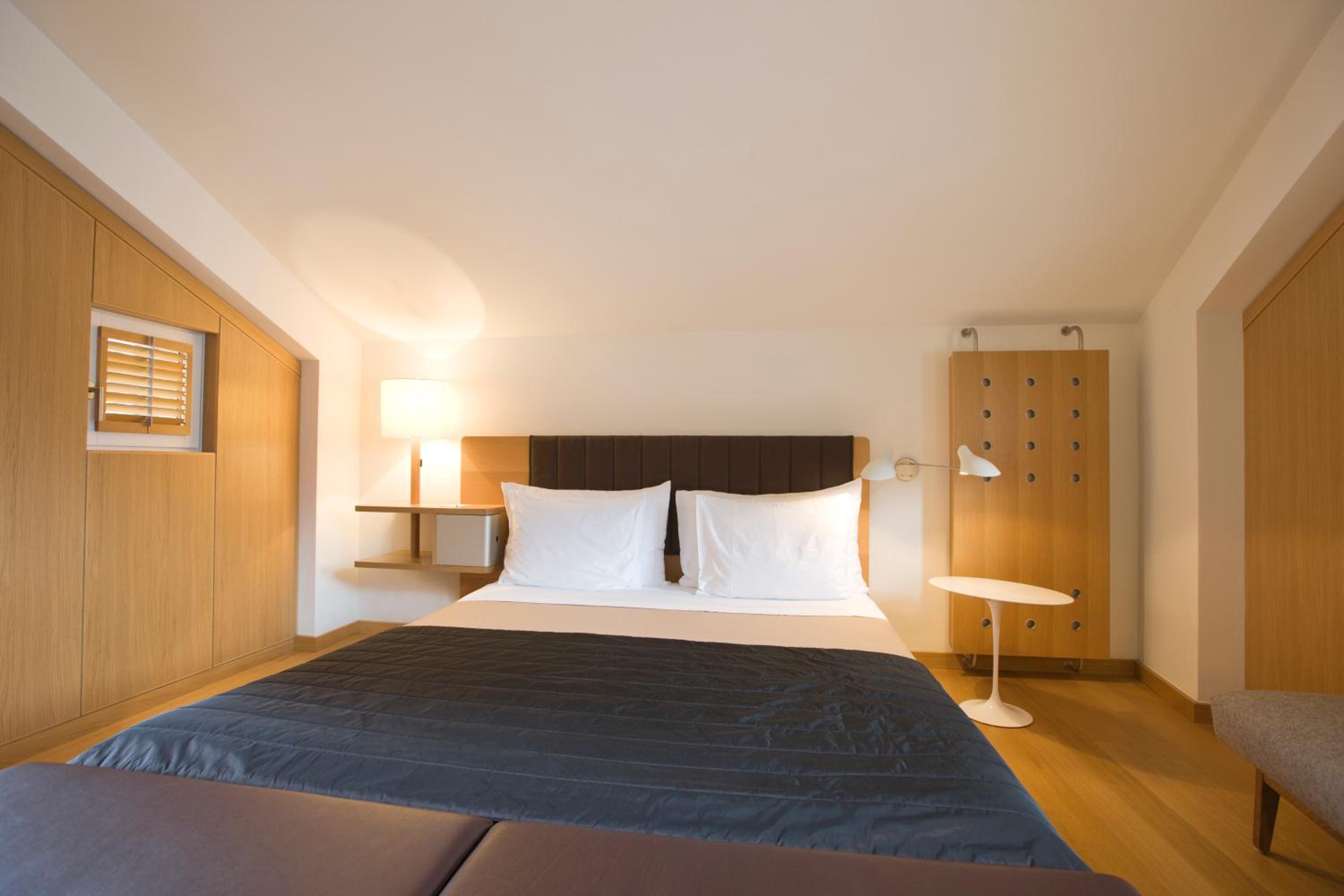 Corner Suite - Photo 1