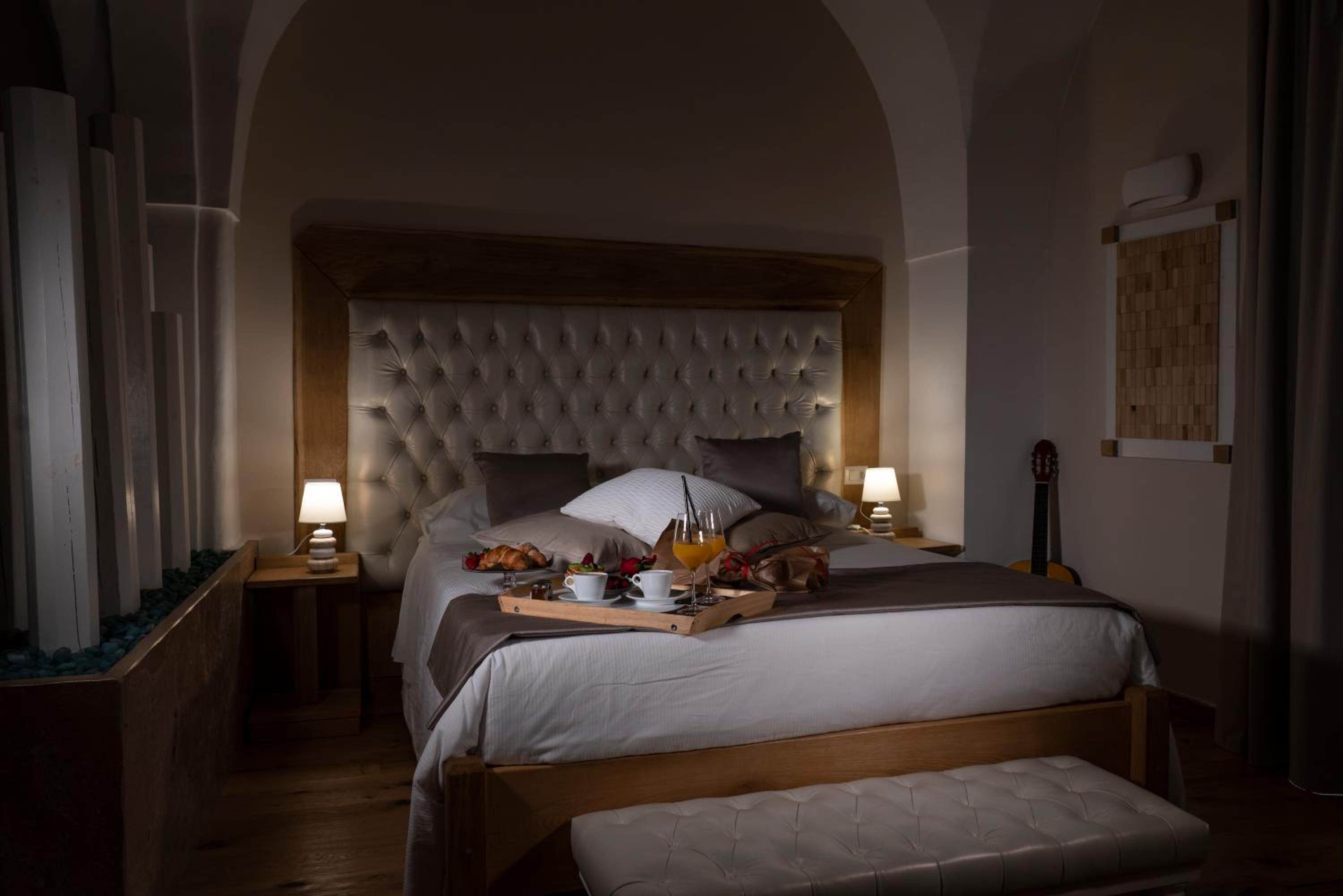 Queen Suite with Spa Bath - Photo 9
