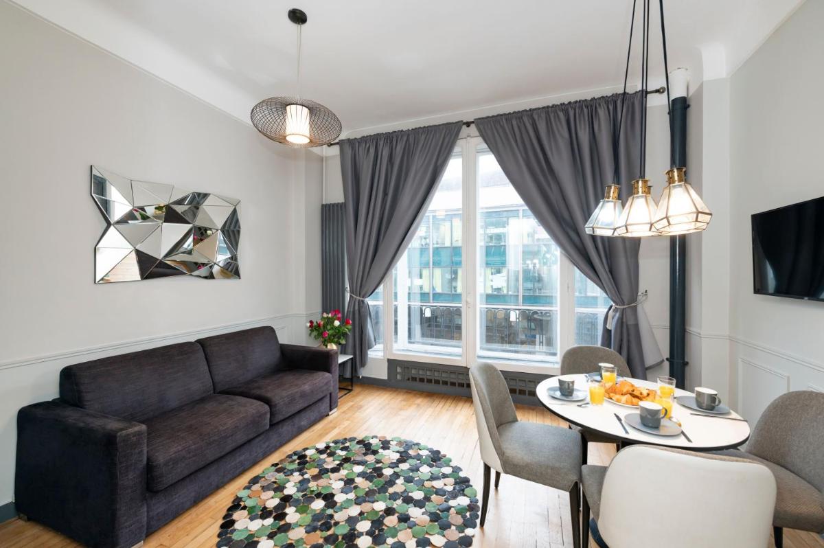 One-Bedroom Apartment BEAUBOURG photo 1