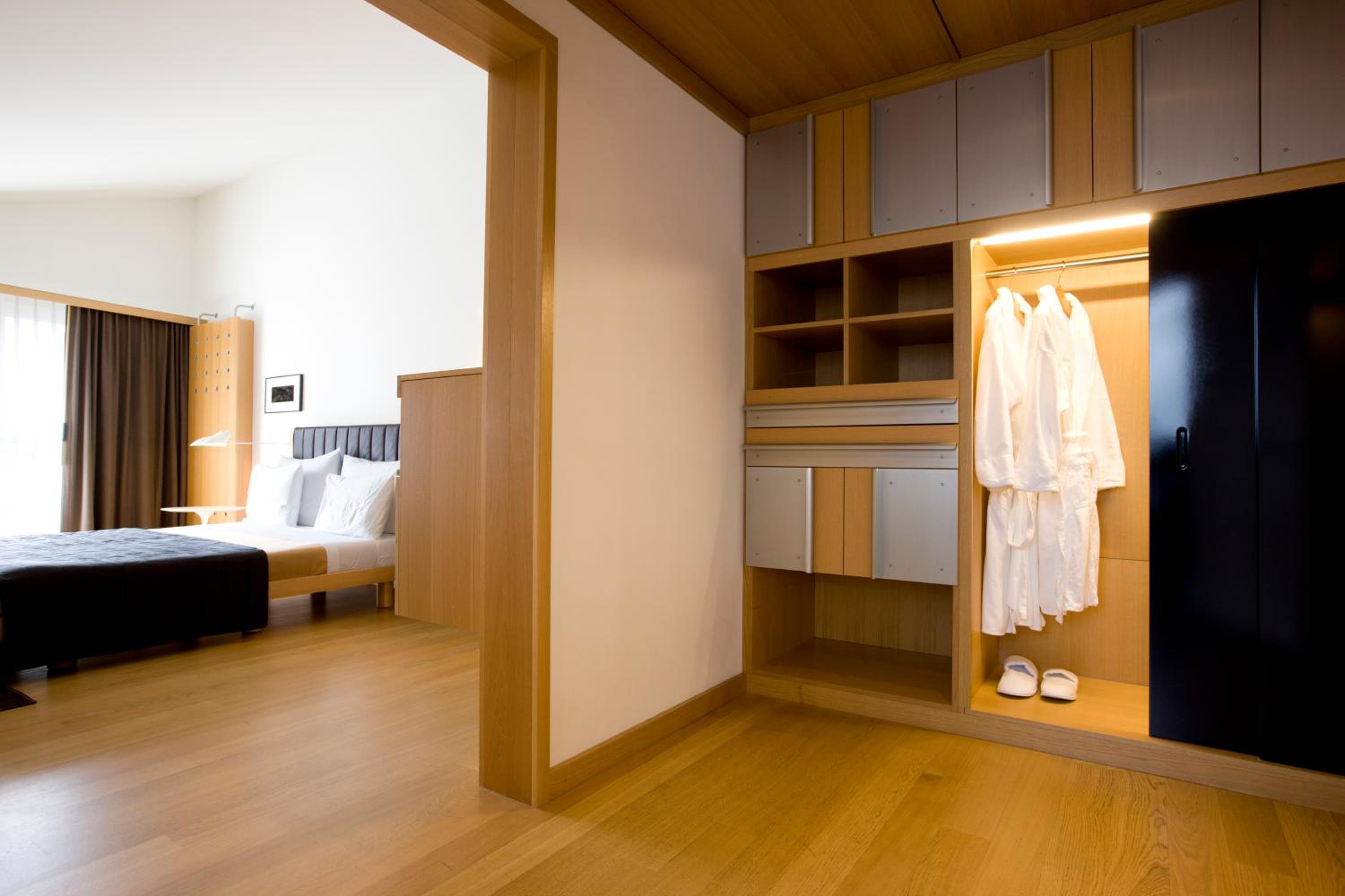 Deluxe Double Room - Photo 11