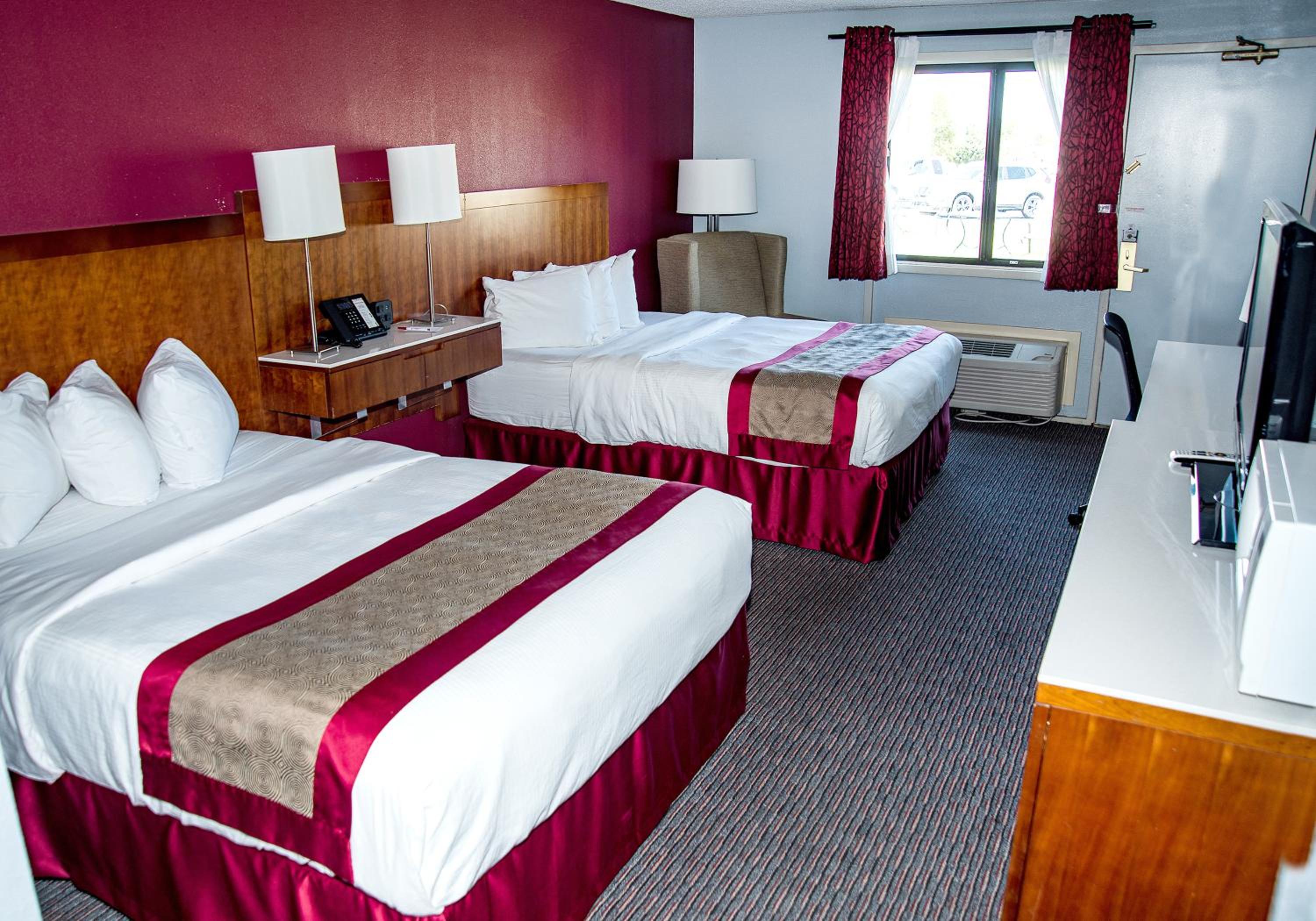 Queen Room with Two Queen Beds - Non-Smoking - Photo 1