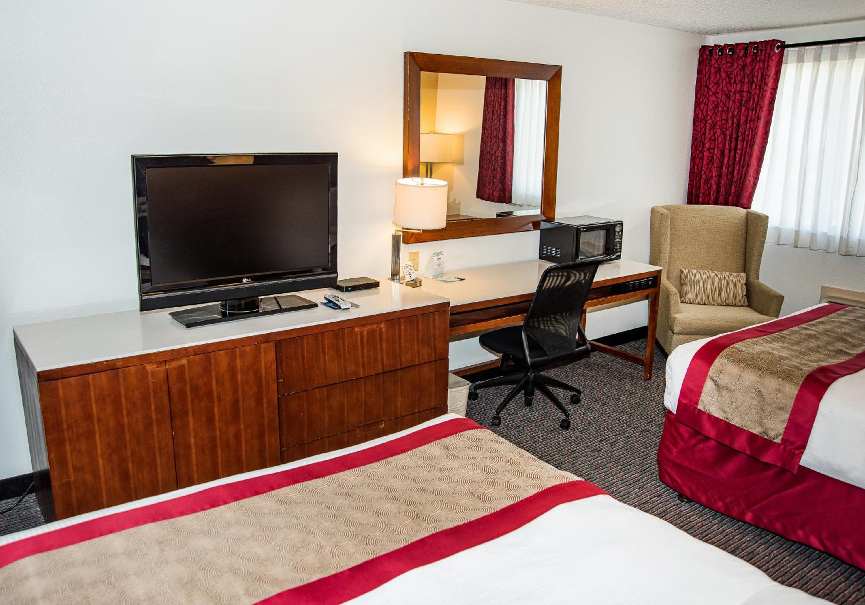 Deluxe Queen Room with Two Queen Beds - Pet Friendly/Non-Smoking photo 2