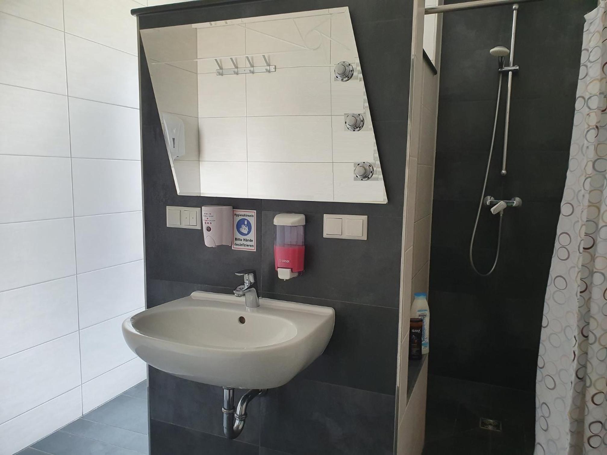 Single Room with Shared Shower and Toilet photo 3