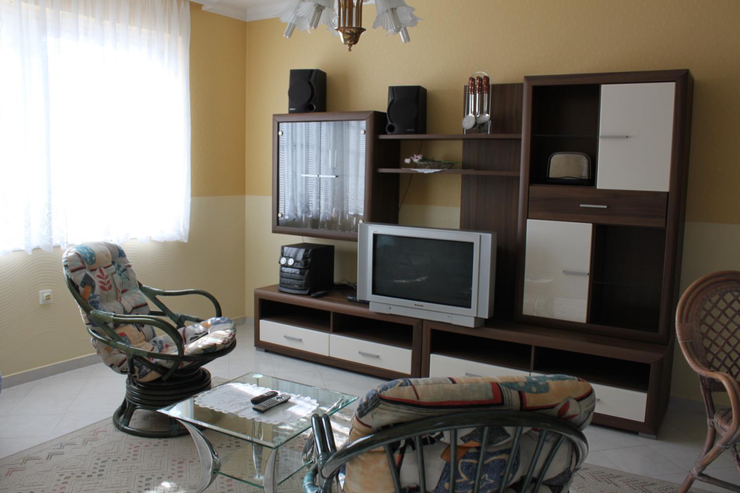 One-Bedroom Apartment photo 1
