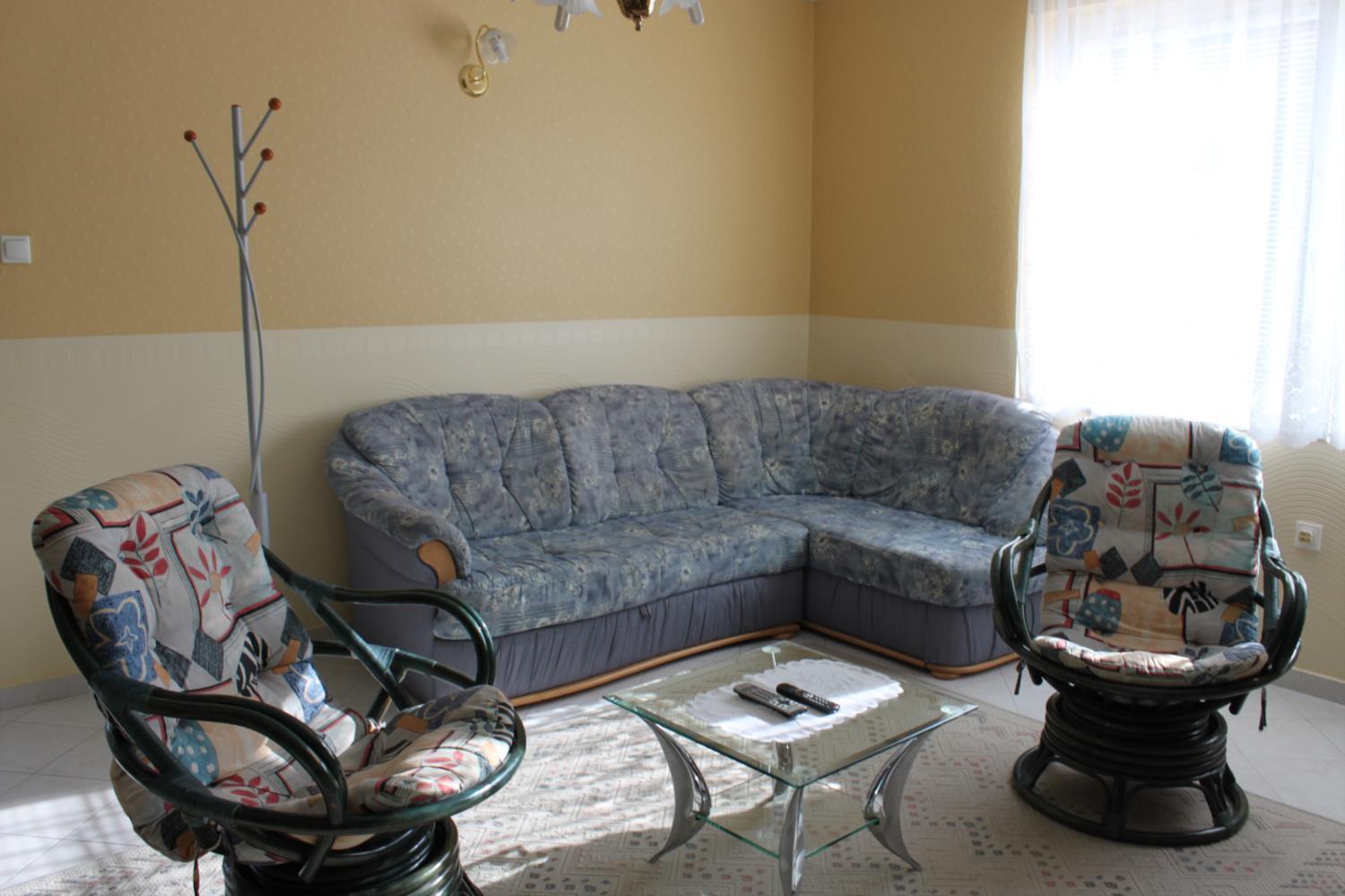 One-Bedroom Apartment photo 1