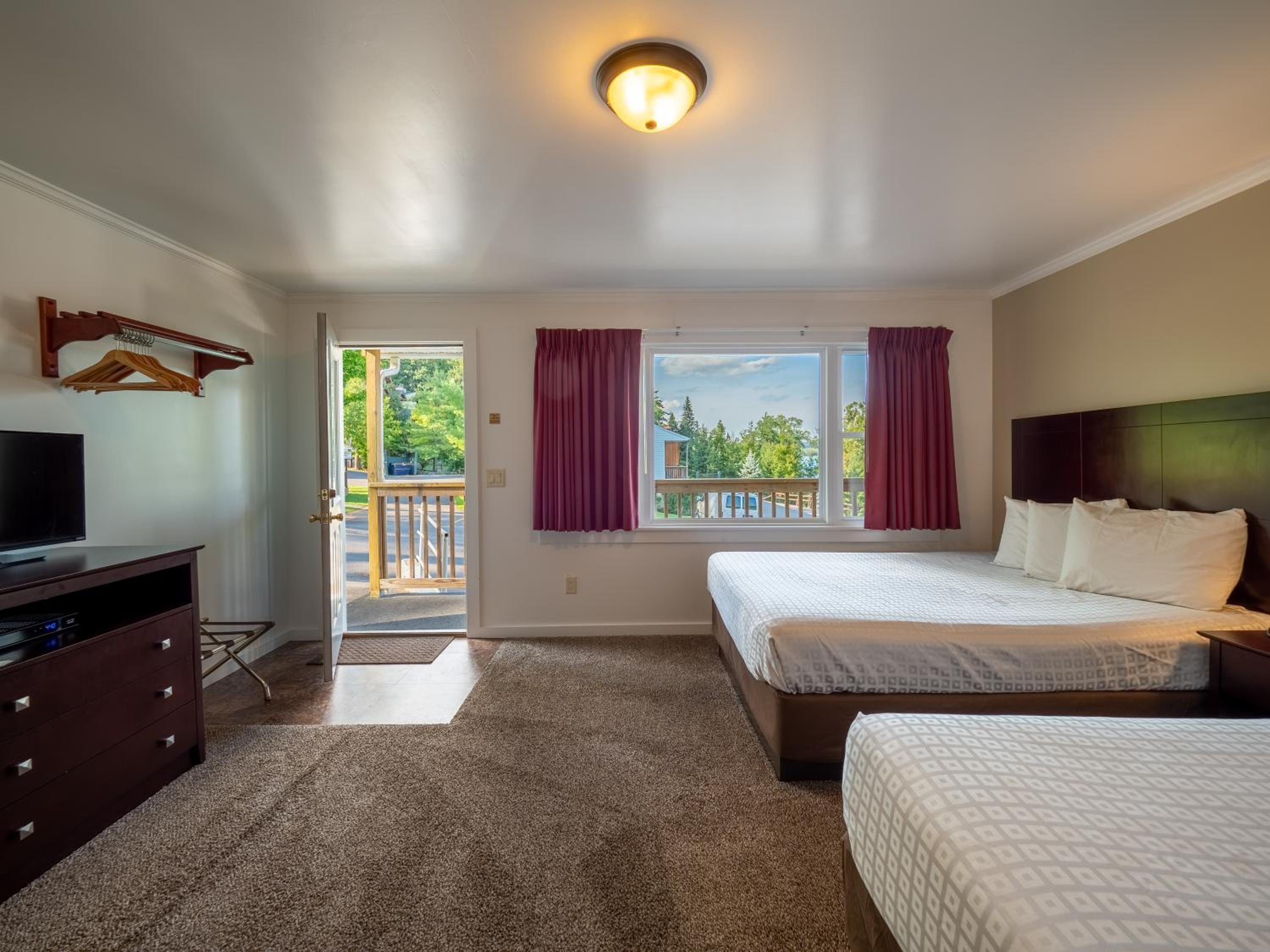 Queen Room with Two Queen Beds photo 3