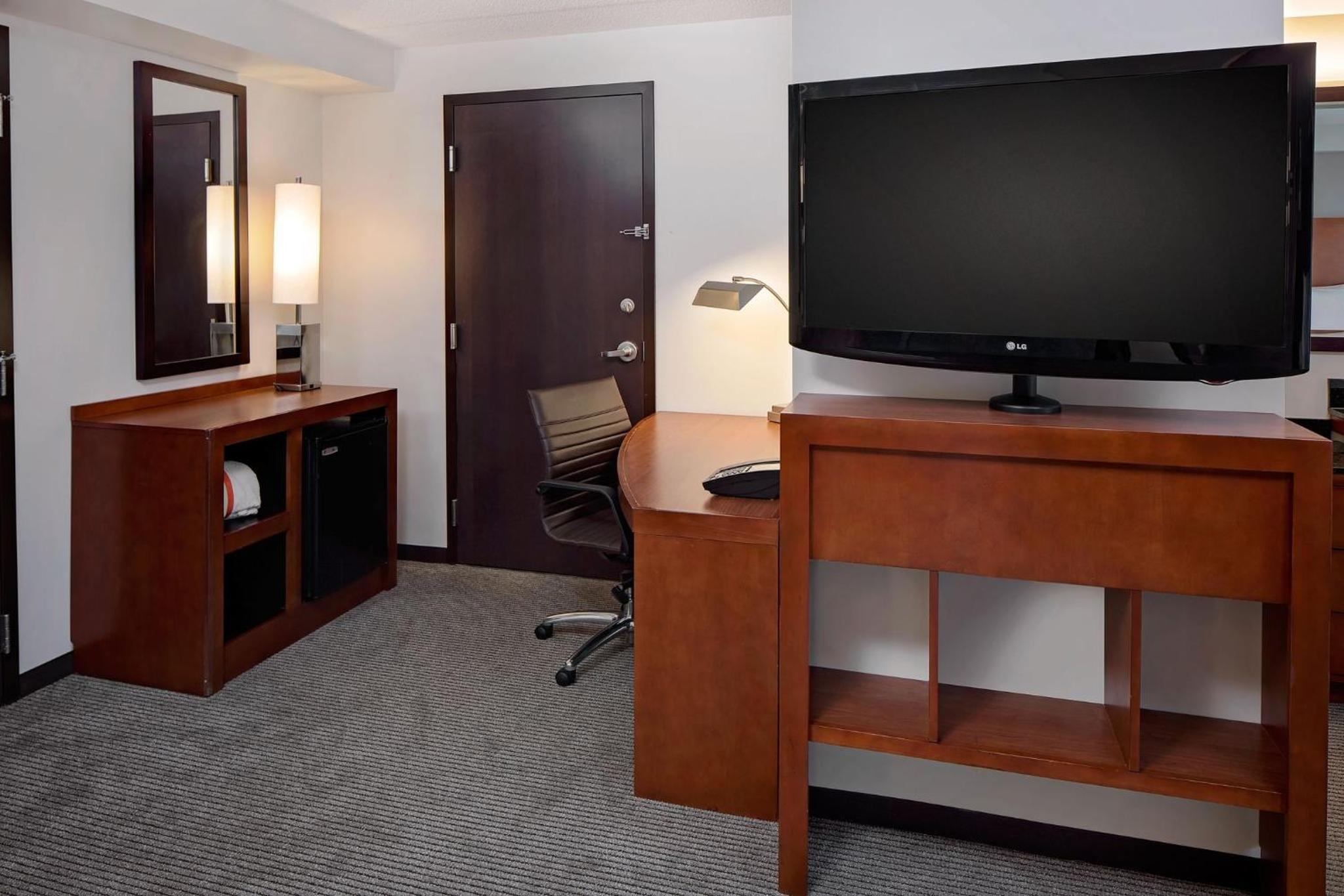 King Room with Sofa Bed - Photo 5