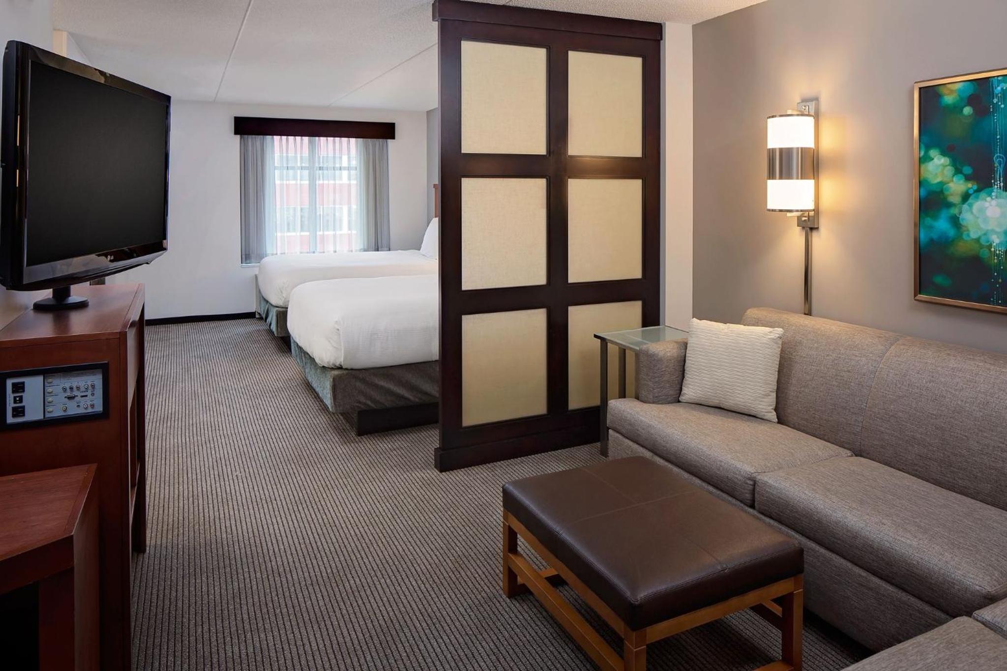 Queen Room with Two Queen Beds, Sofa Bed and Accessible Tub - Photo 6