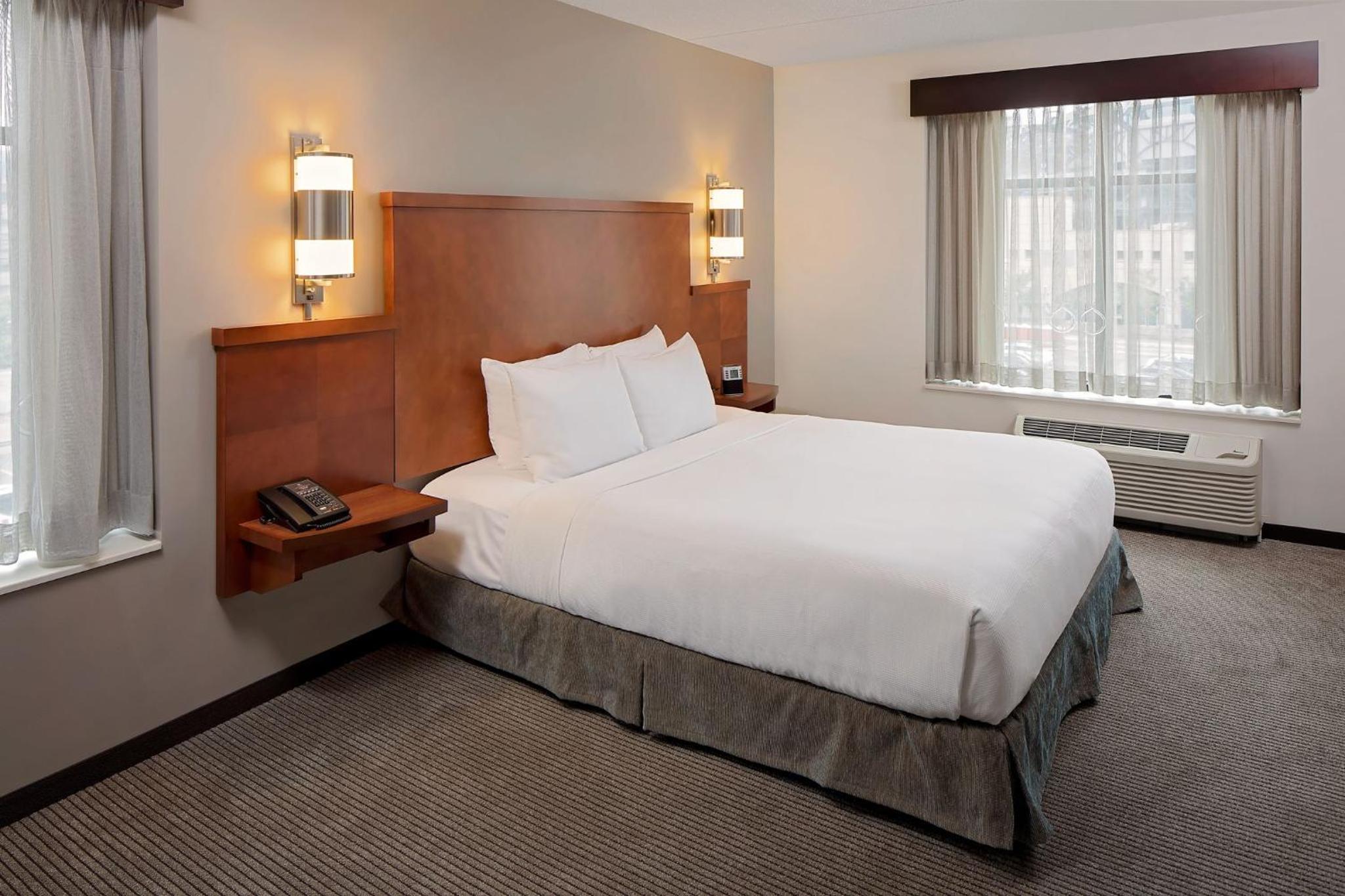 King Room with Sofa Bed and Roll-In Shower - Disability Access - Photo 4
