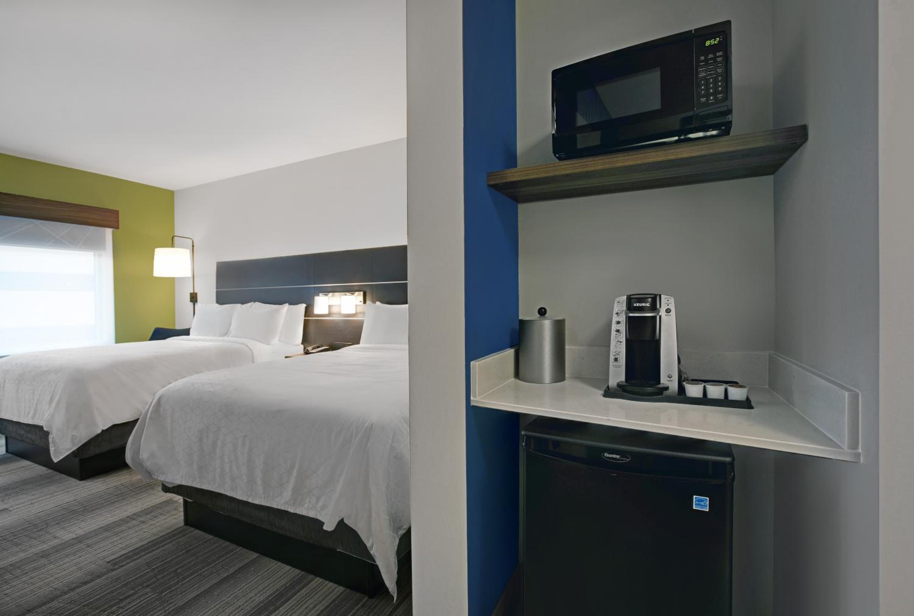 Standard Room with Two Queen Beds - Photo 12