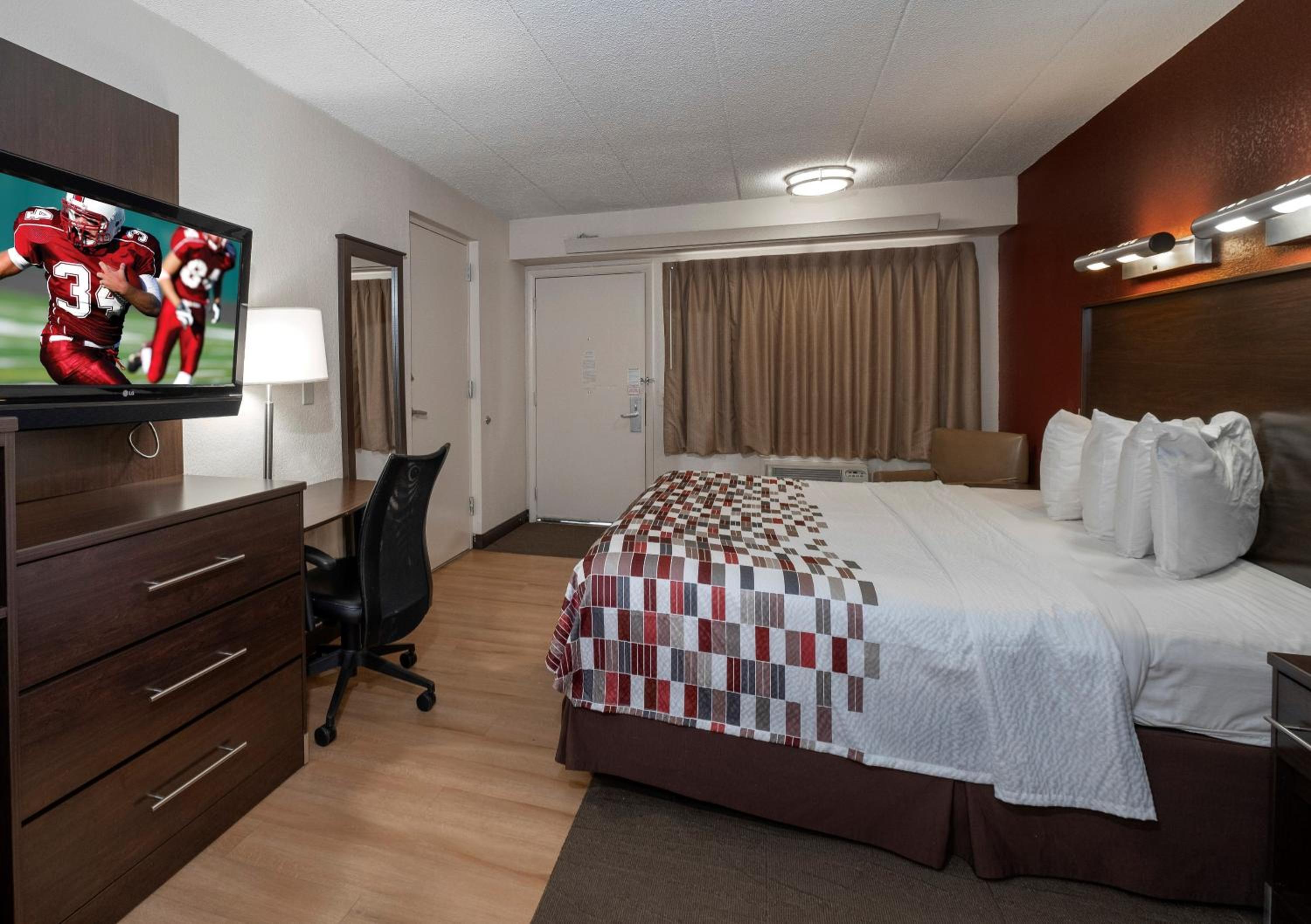 Superior King Room Disability Access Smoke Free - Photo 1