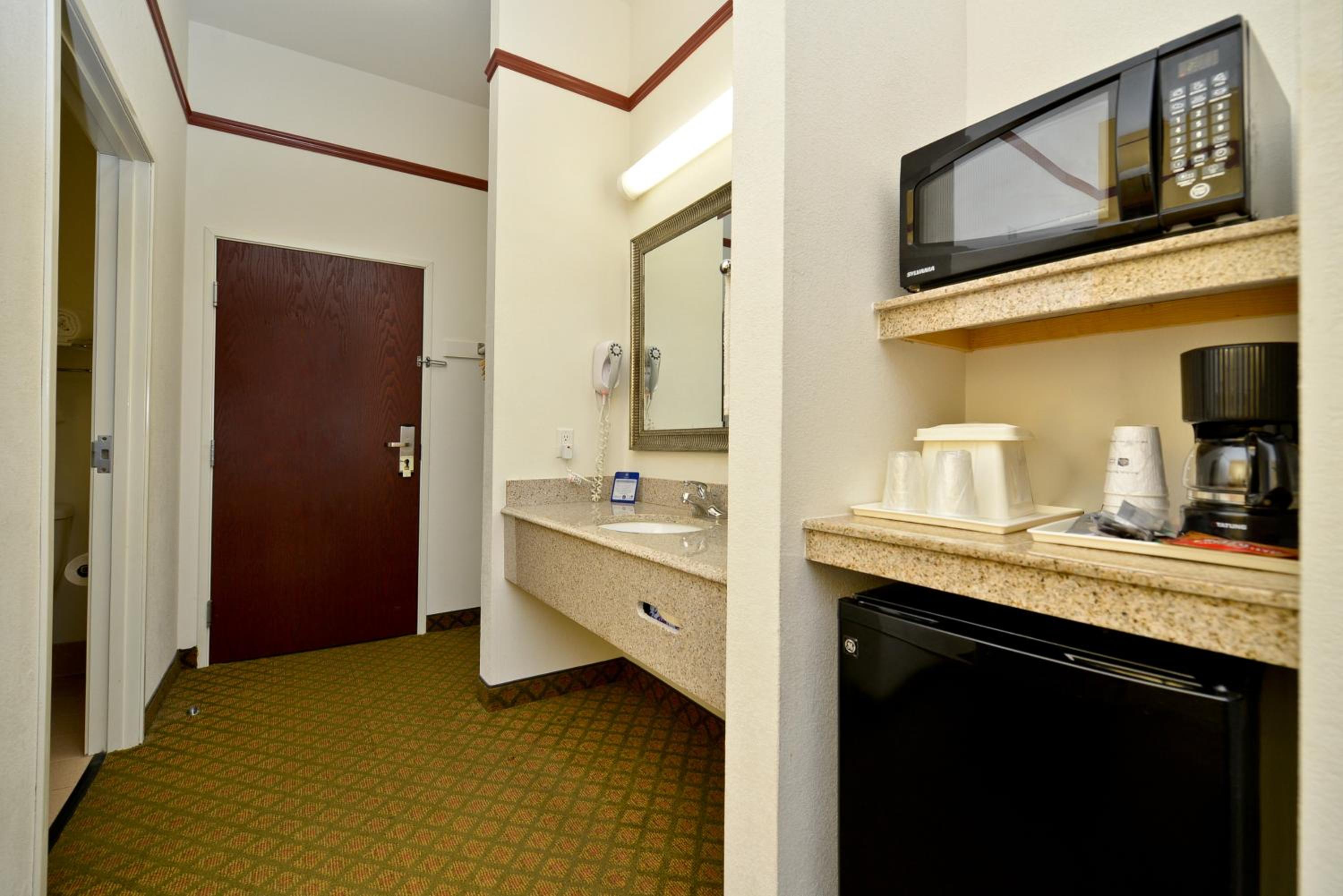 Queen Room with Two Queen Beds photo 2