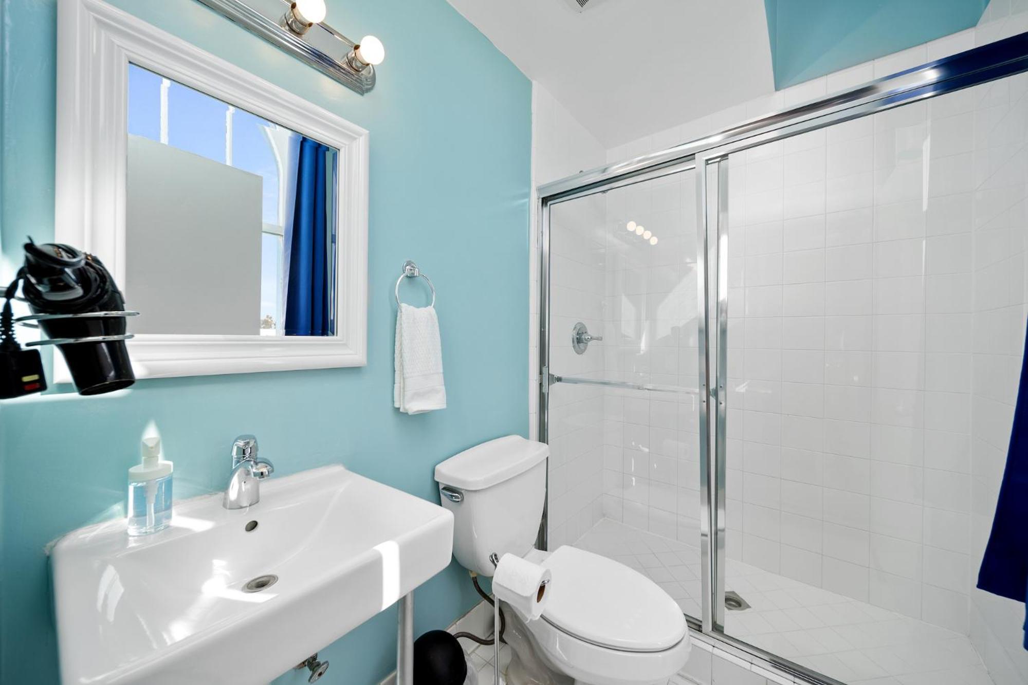 Double Room with Private Bathroom thumbnail 6