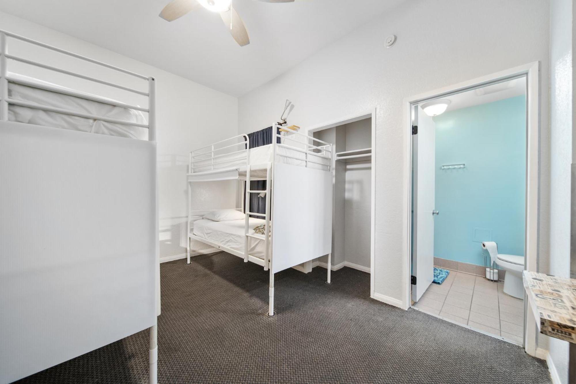 Entire 6-Bed Dorm