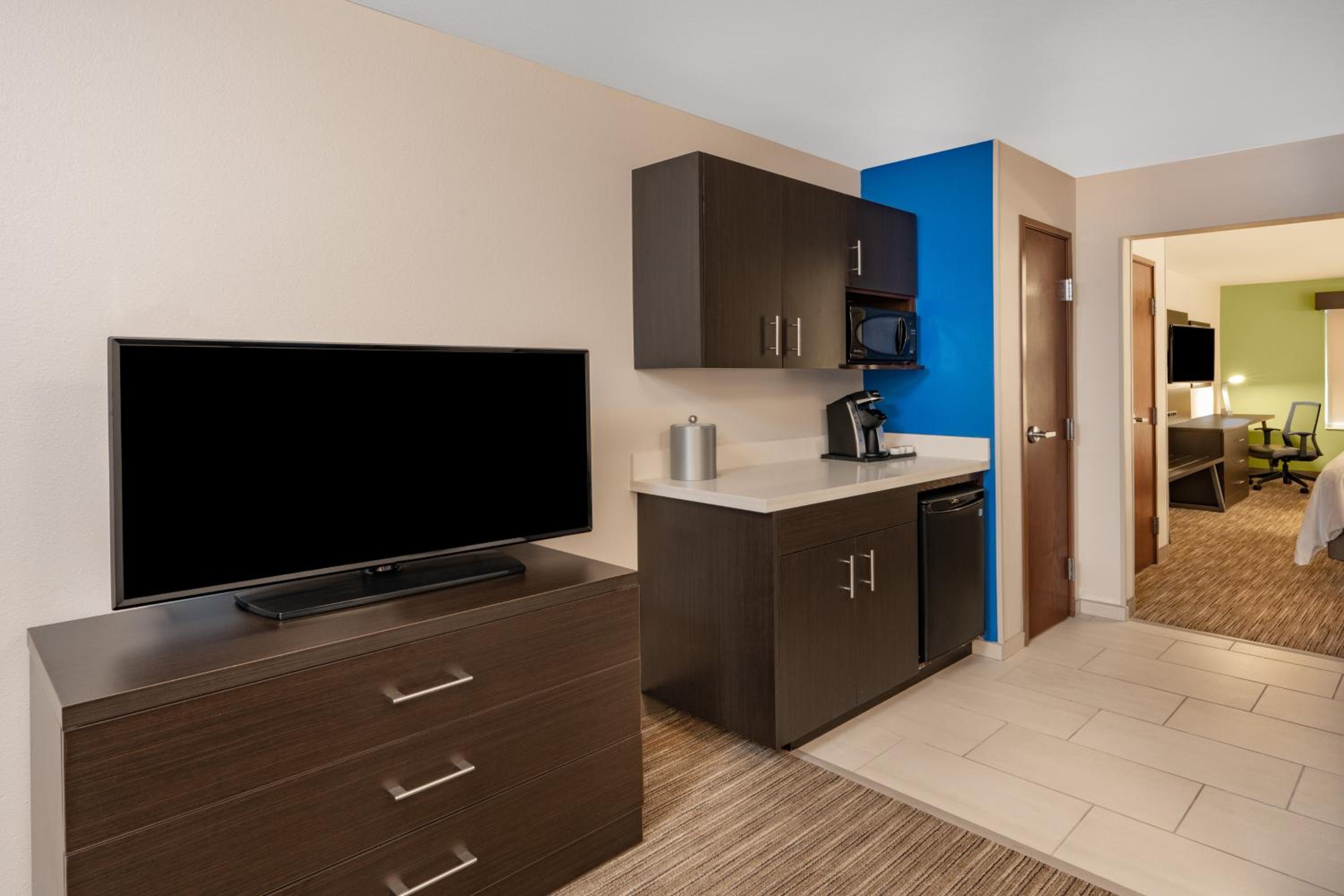 Double Queen Suite with Mountain View - Photo 9