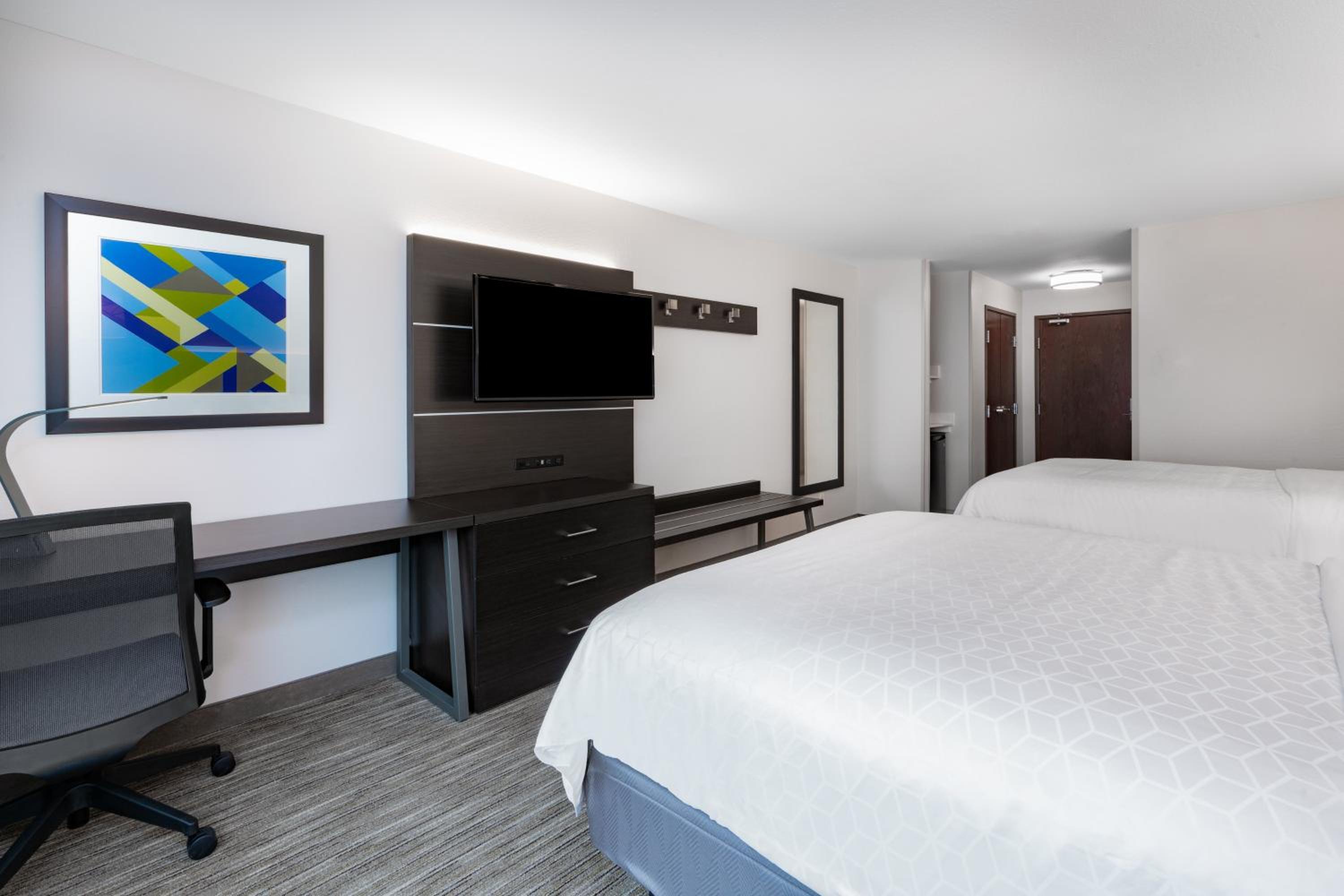 Standard Room with Two Queen Beds - Photo 2