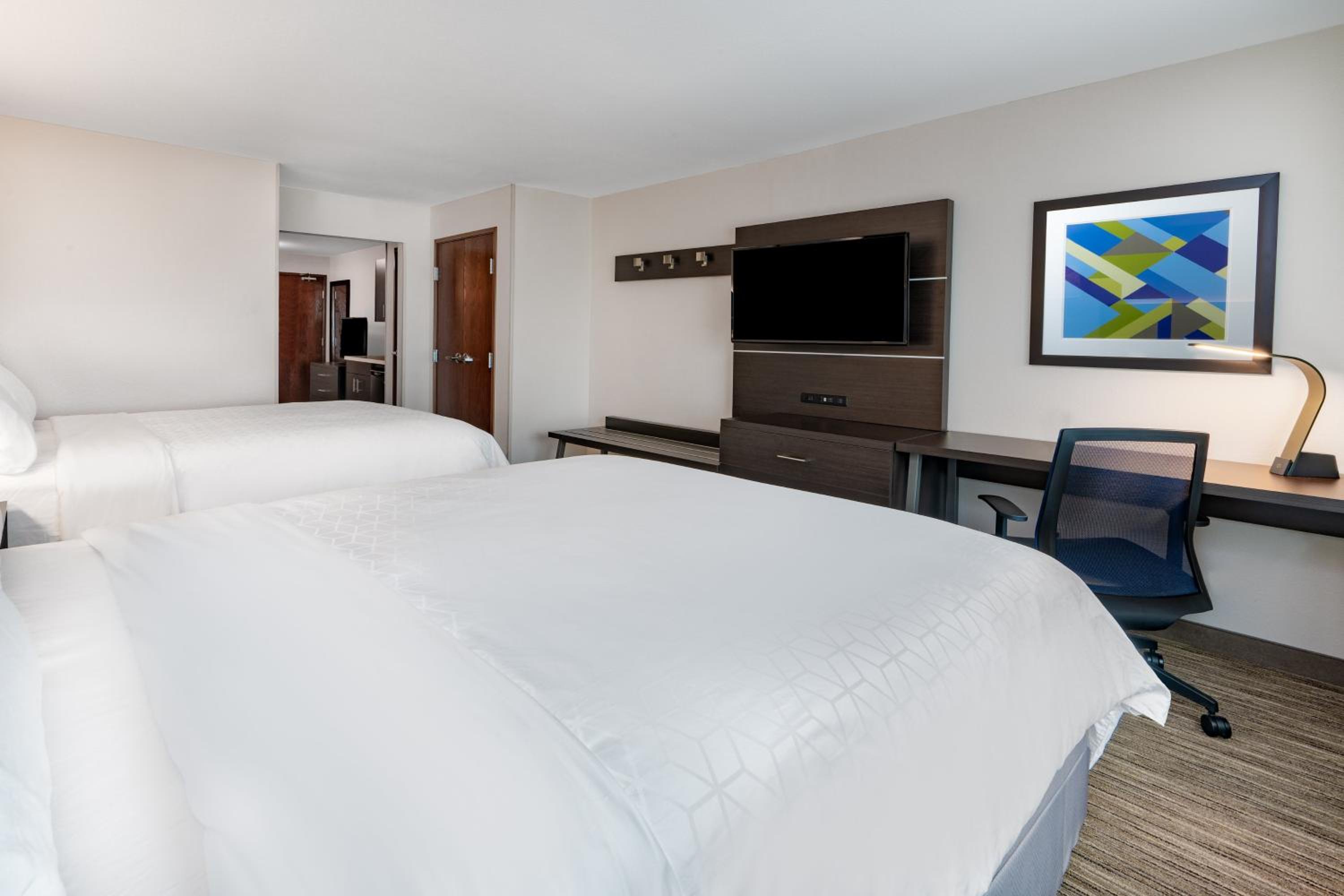 Double Queen Suite with Mountain View - Photo 6