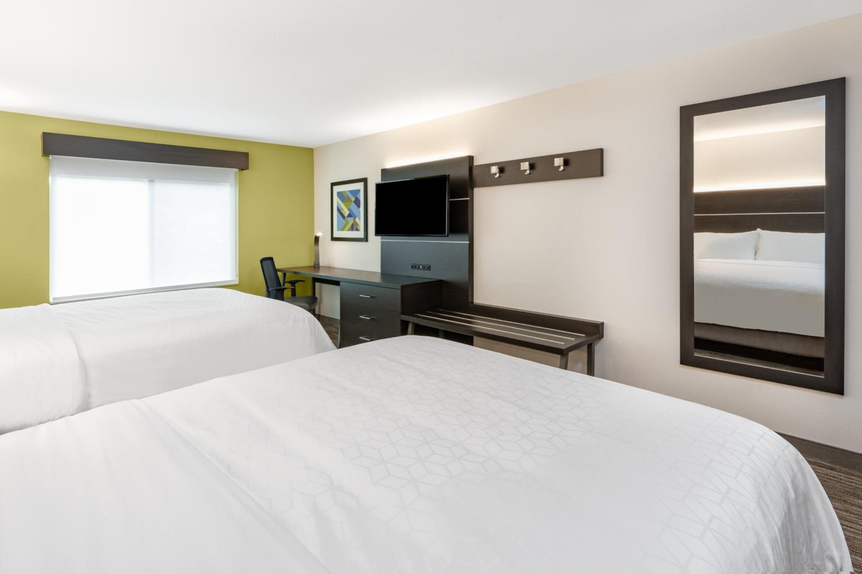 Standard Room with Two Queen Beds - Photo 5