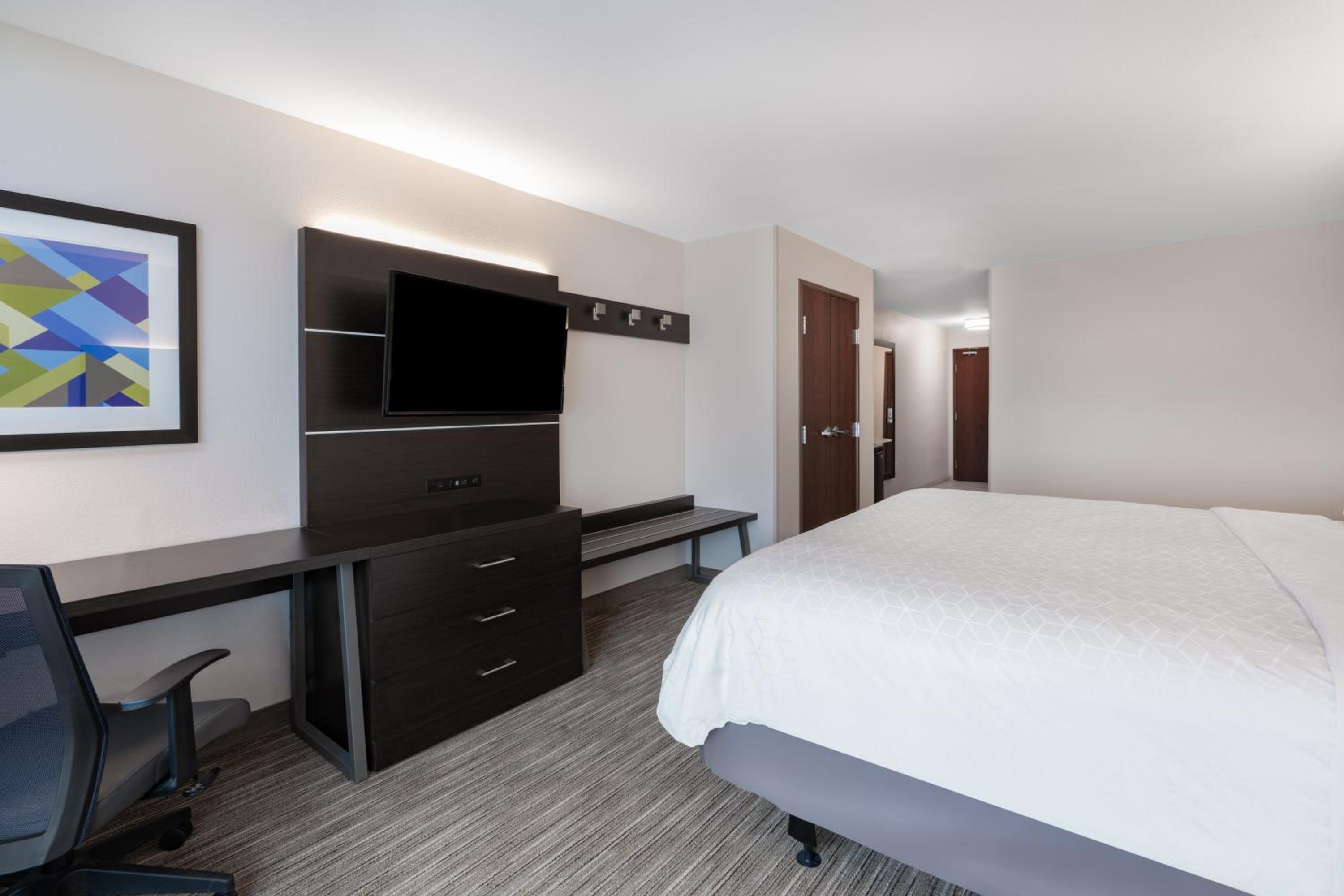 King Suite - Communications and Mobility Accessible Tub - Photo 3