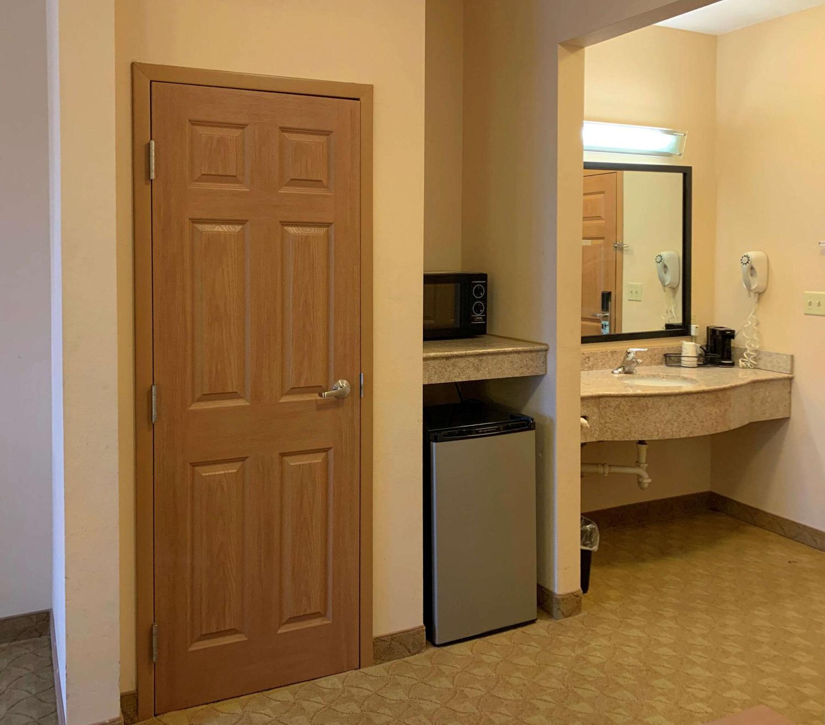 Standard King Room - Non Smoking - Photo 1