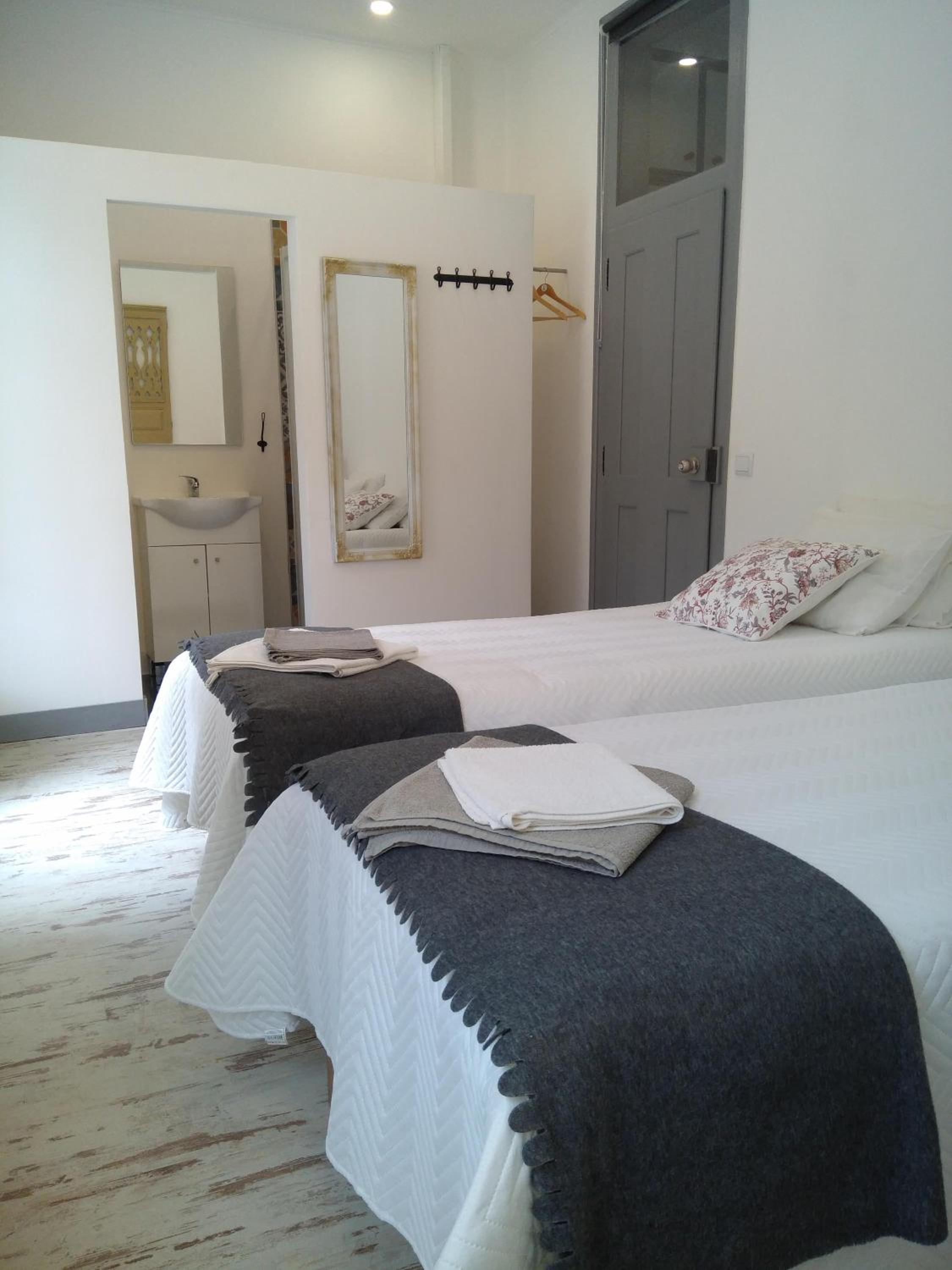 Large Double or Twin Room - Photo 1