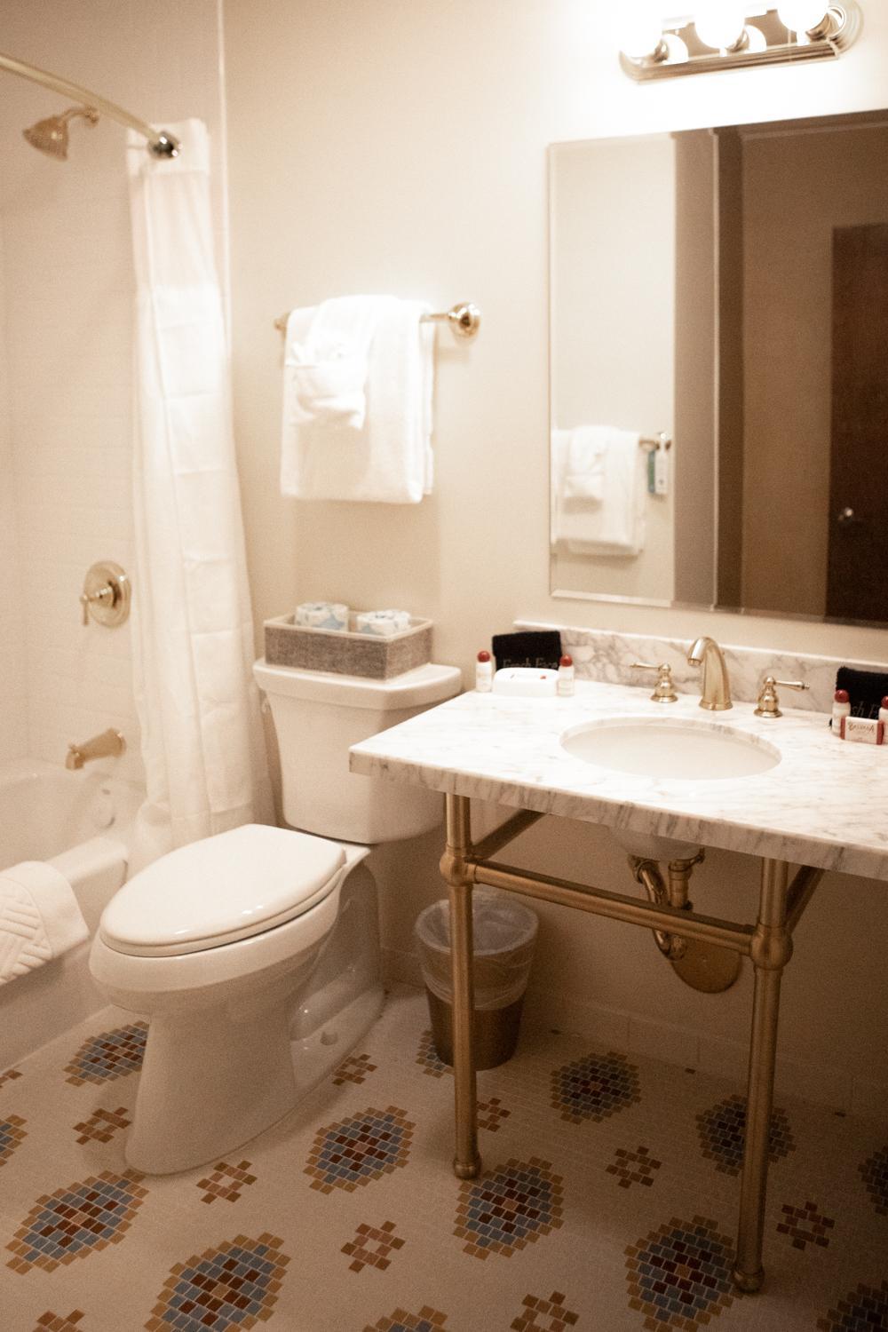 Queen Room with Two Queen Beds - Photo 8