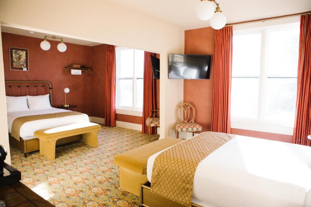 Queen Room with Two Queen Beds - Photo 2