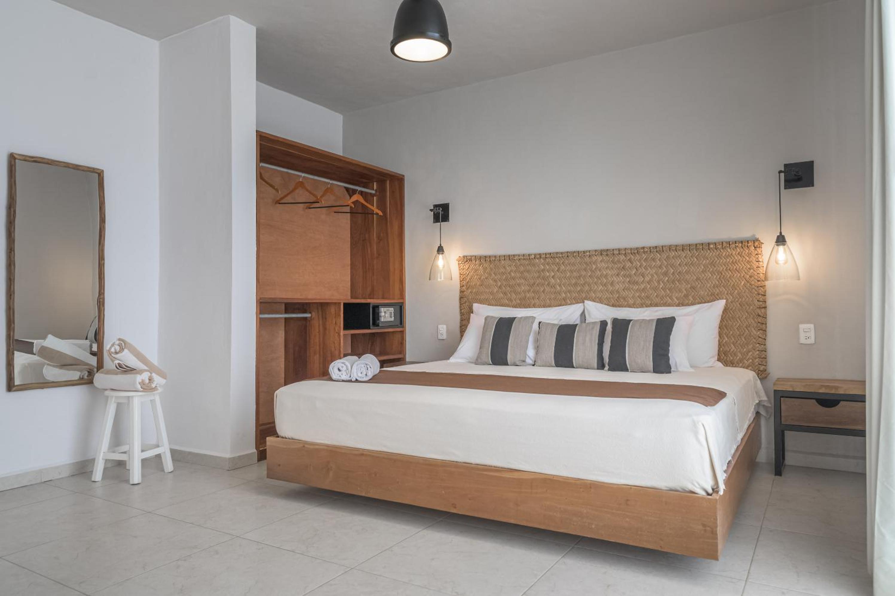 Superior King Room - Photo 6
