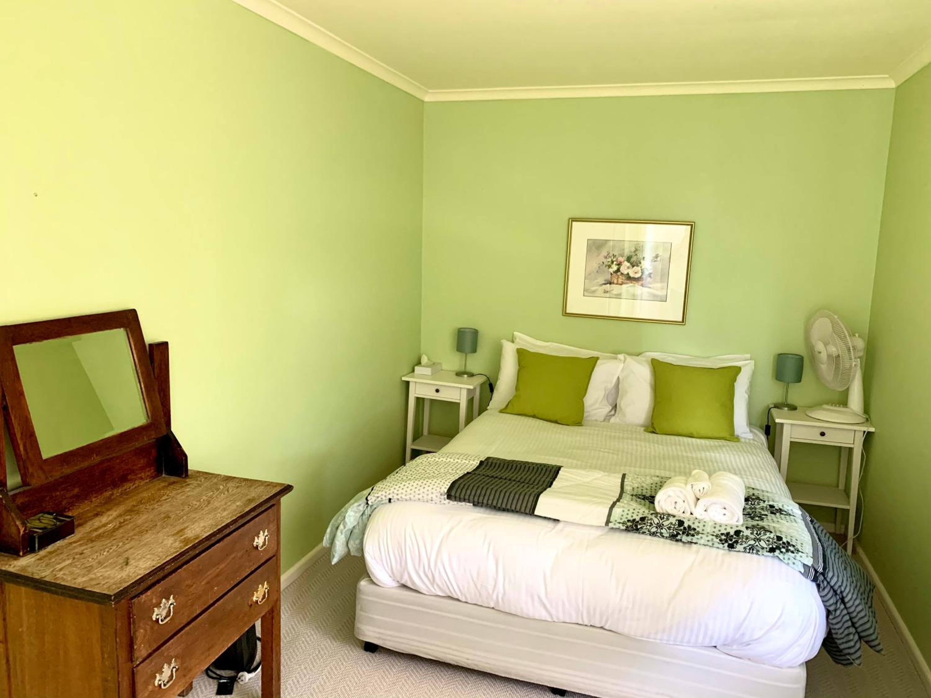 Queen Room with Private Bathroom photo 3
