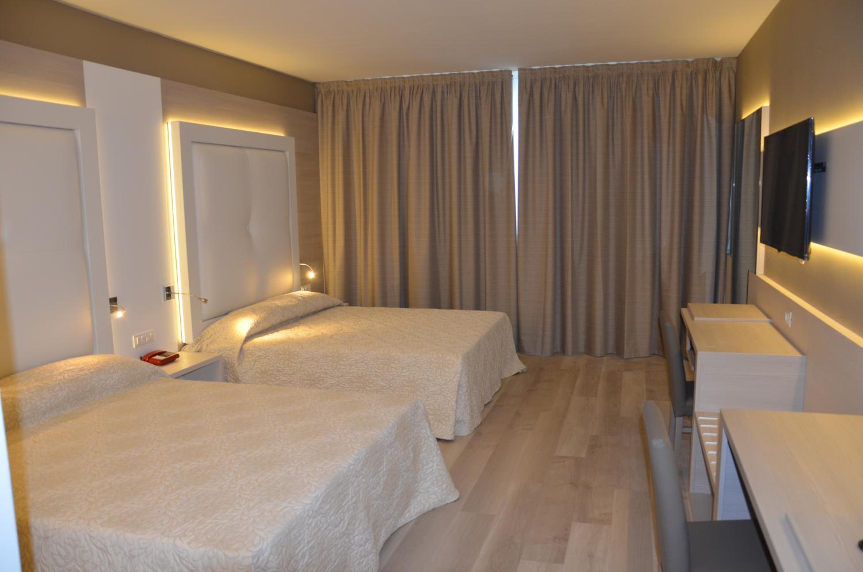 Superior Quadruple Room - Photo 4