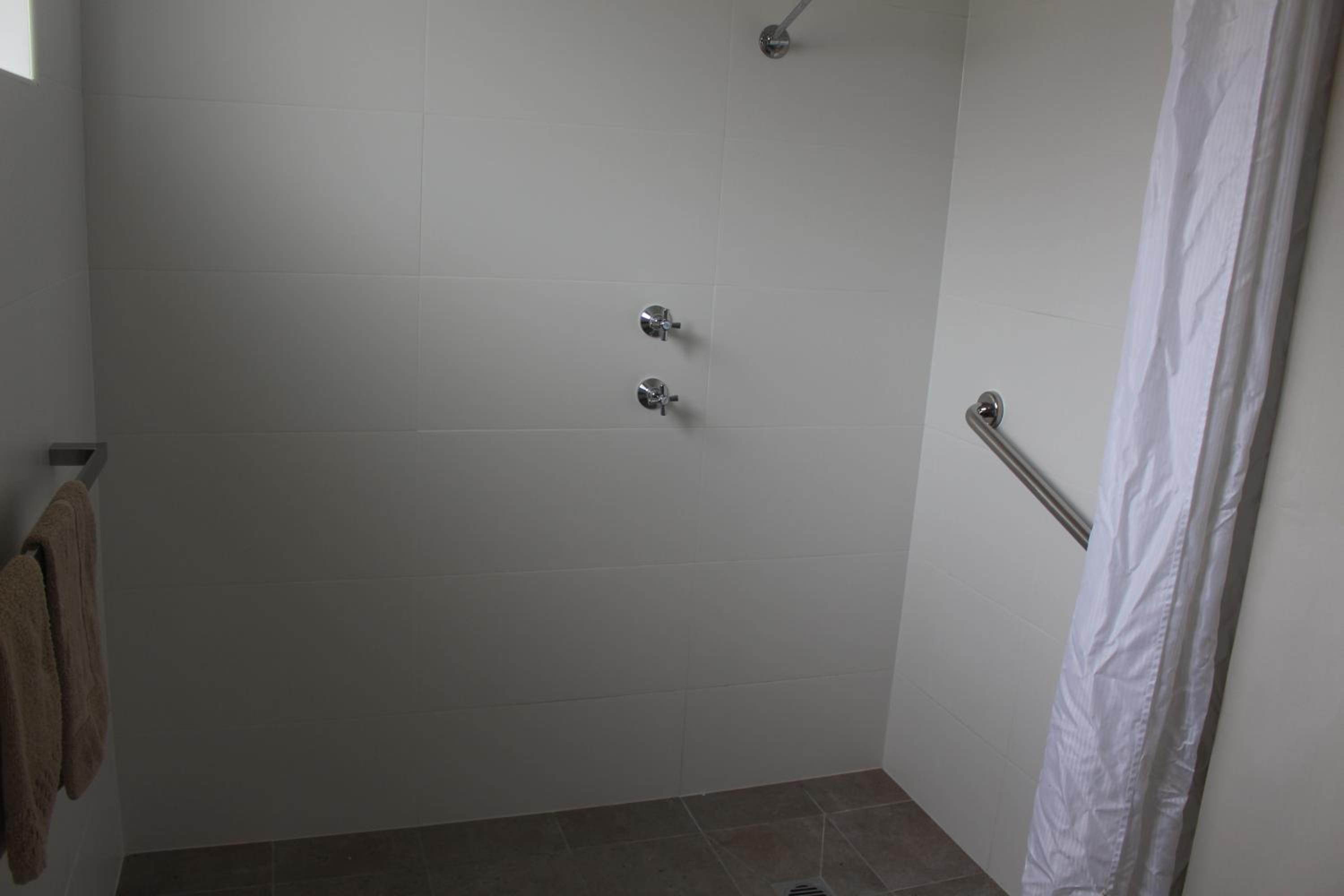 Queen Room with Disability Access - Pet Friendly  photo 3