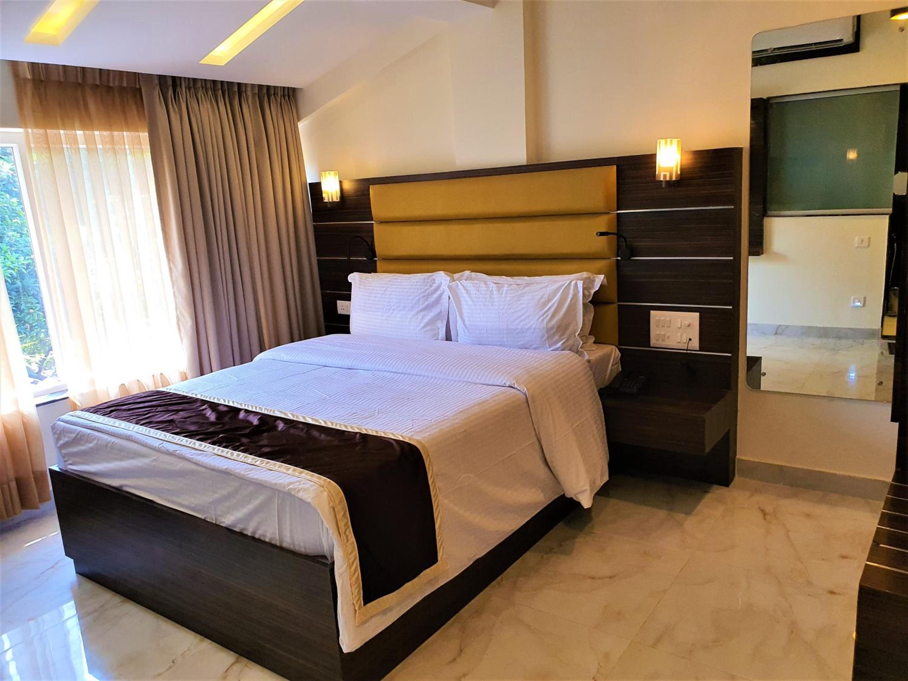 Deluxe King Room - Photo 3
