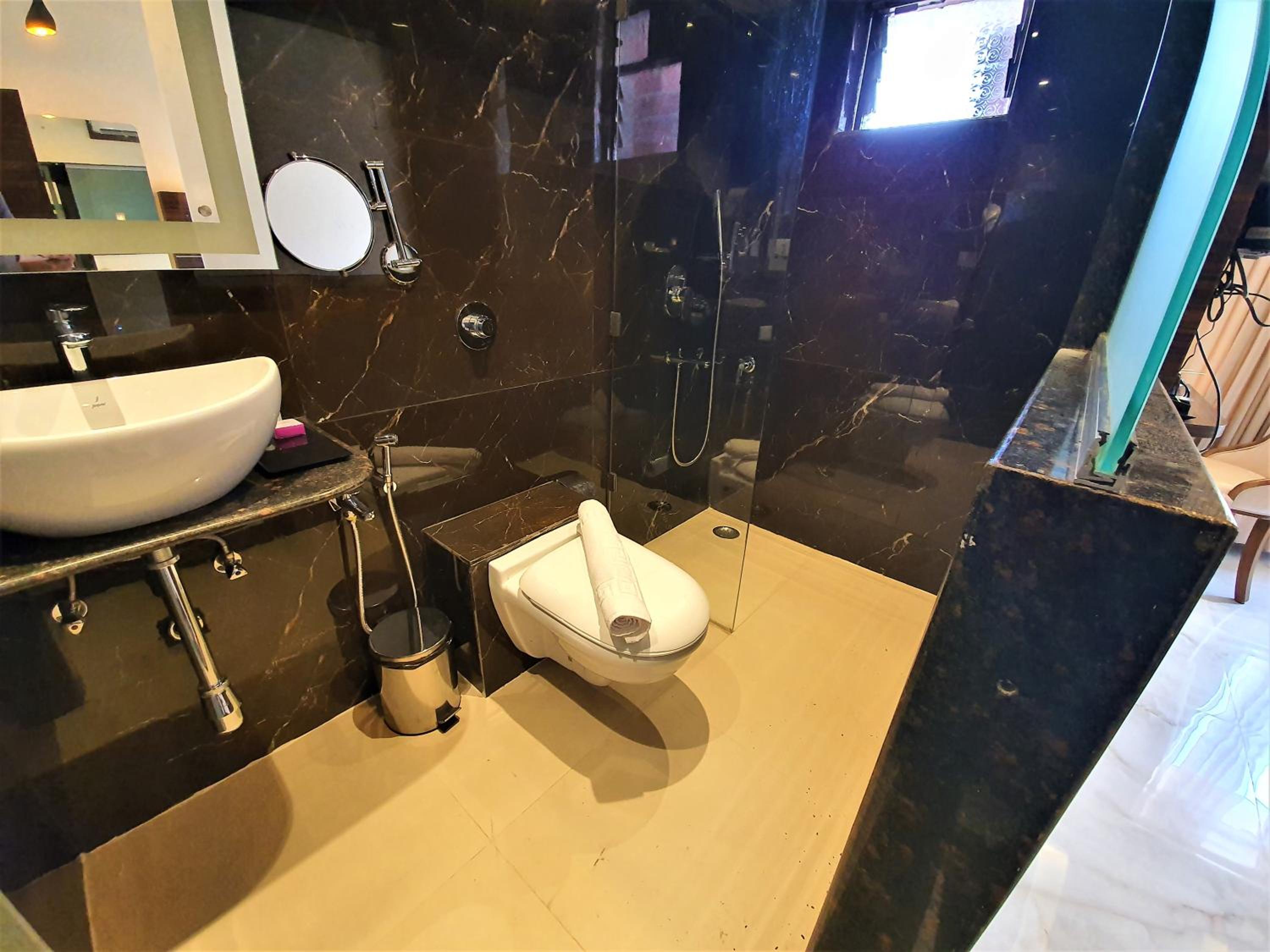 Deluxe King Room - Photo 9