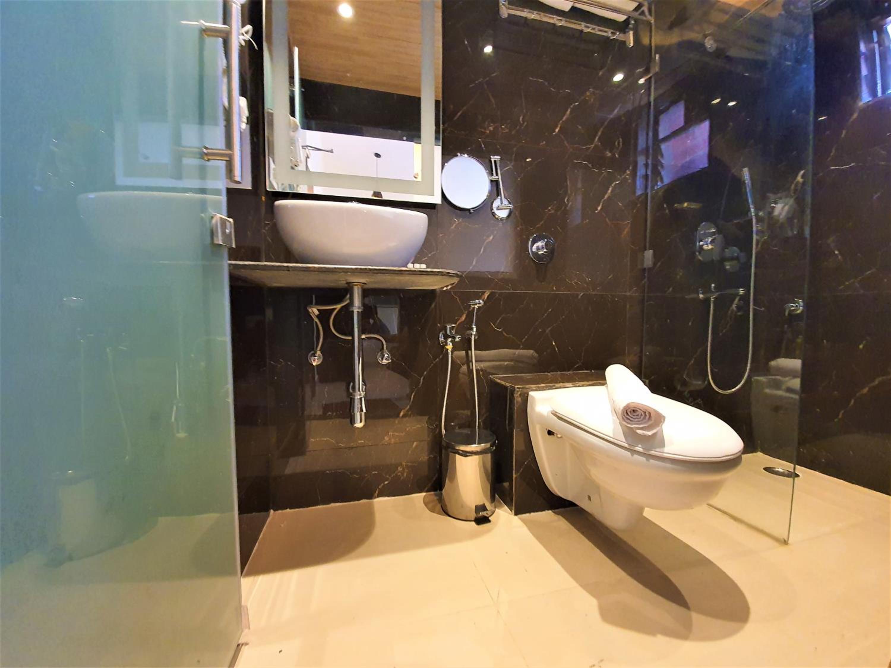 Deluxe King Room - Photo 8