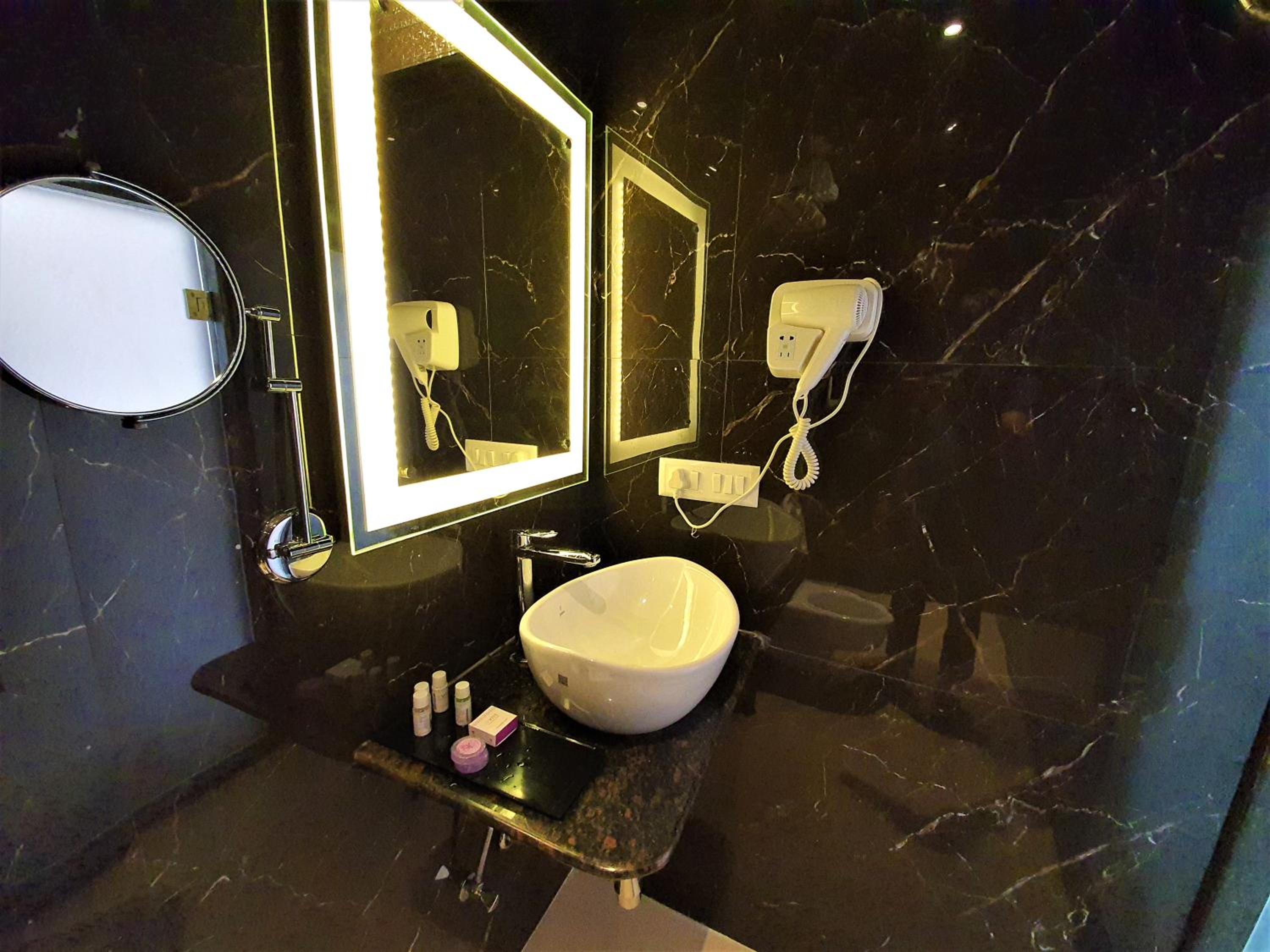 Deluxe King Room - Photo 7