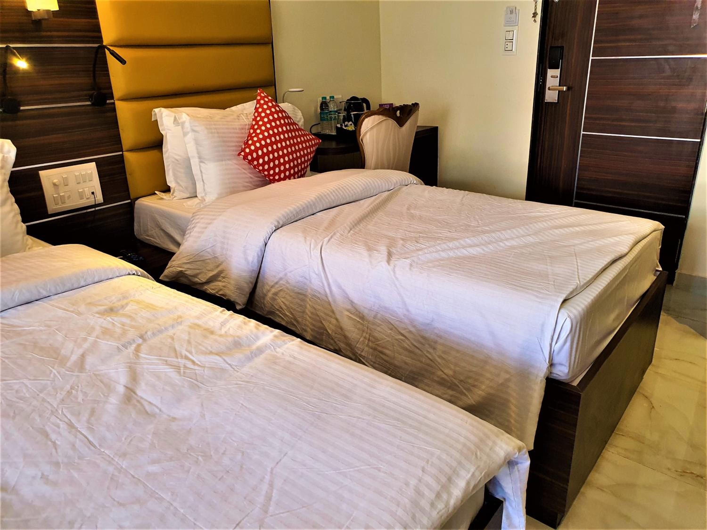 Deluxe King Room - Photo 4